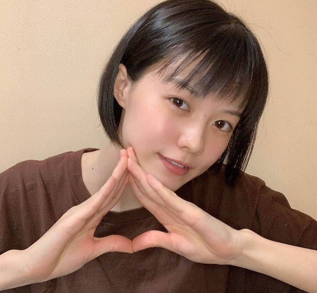 志田彩良のインスタグラム：「改めて、、 「ゆるキャン△2」の制作が決定しました〜✊🏻 あ〜嬉しい〜〜 本当に皆様のおかげです、、。 ゆるキャン△を応援して下さっている全ての皆様 本当にありがとうございます！ また大好きなゆるキャン△チームが再集結して 続編をお届けできるということで 新たな緊張感もありますが、 原作の世界観を大切に 丁寧に、ゆる〜く、 思いっきりみんなと楽しみたいなと思います🐶❣️ そして、1年ぶりの恵那ちゃんヘアー💇🏻‍♀️ やっぱり短くなると一気に気合が入ります‼︎  2021年春、お楽しみに〜🌸」