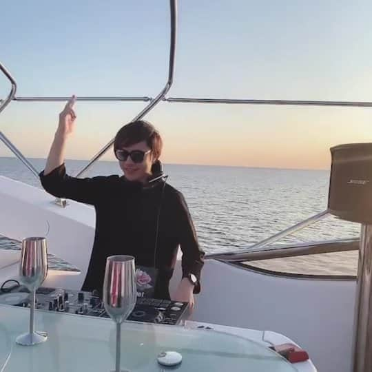 DJ DAIKI（若林大輝）のインスタグラム：「Sunset Cruise🚢 . 空気が澄んでて最高のサンセット🌅 . 海、夕日、船、音🎧 超気持ち良い🙌 . でもやっぱり秋の船は寒い笑 . 秋冬でも暖かい 沖縄、石垣島、宮古島あたりで クルージングパーティー 計画しようかな🤔 . PS 11/27 friday @seloctagontokyo_official 営業再開後初のオクタゴンラウンジに 出演するので遊びに来てね😊🎧 . #sunset #cruise #cruising #privateparty #dj」