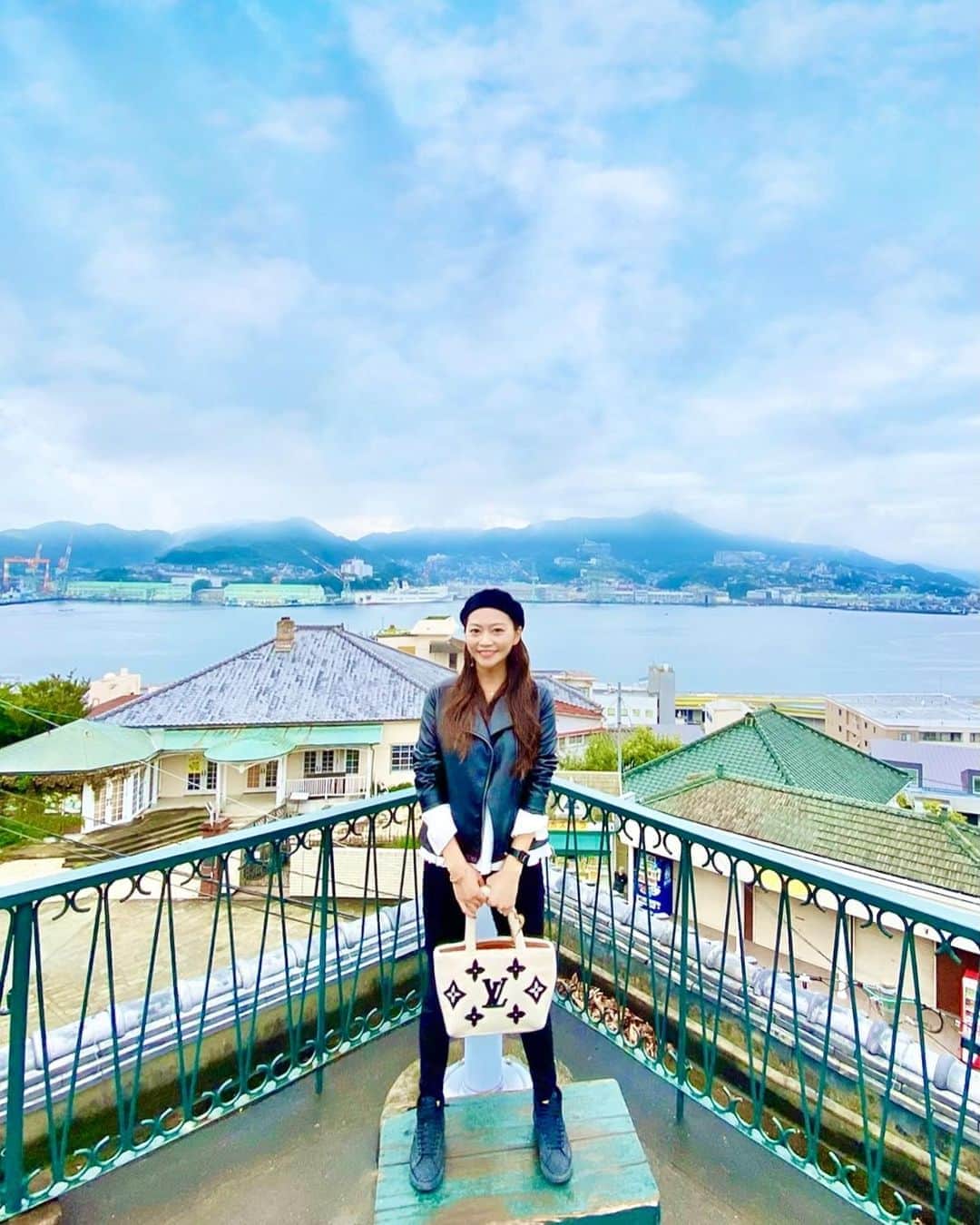SAORIのインスタグラム：「✈️ とあるところに来てます😍✨ この光景でどこか分かる人いたら 凄い‼️🤩🤩🤩 . watch: @nomonday_jp . 10%OFFクーポン→『saogrhz』 #nomonday #ノーマンデー #腕時計 #時計 #手元倶楽部 ✾ #東京 #tokyo #港区 #高身長女子 #model #モデル #influencer #インフルエンサー #instagramer #インスタグラマー #ambassador #アンバサダー #フリーモデル #ポートレートモデル #カメラマンさんと繋がりたい #ポトレ #ポトレのセカイ #ビジョラダ #美女jp #ビジョフォ #ビジョナビ」