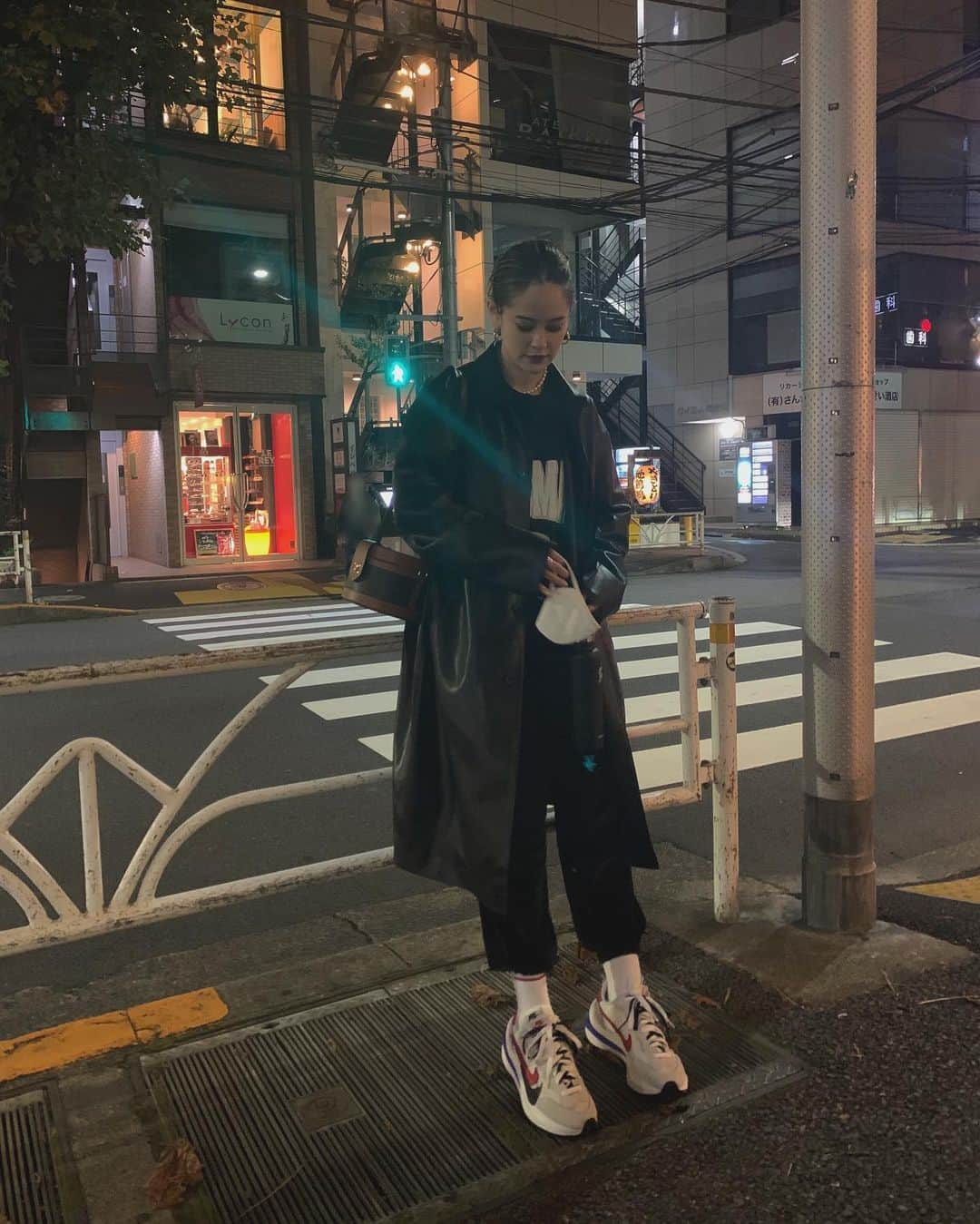 emmaさんのインスタグラム写真 - (emmaInstagram)「🌹  coat : @tarohoriuchi  tops : @palaceskateboards  bottoms : @thevirgins  bag : @celine  shose : @sacaiofficial @nike」11月7日 18時25分 - okss2121