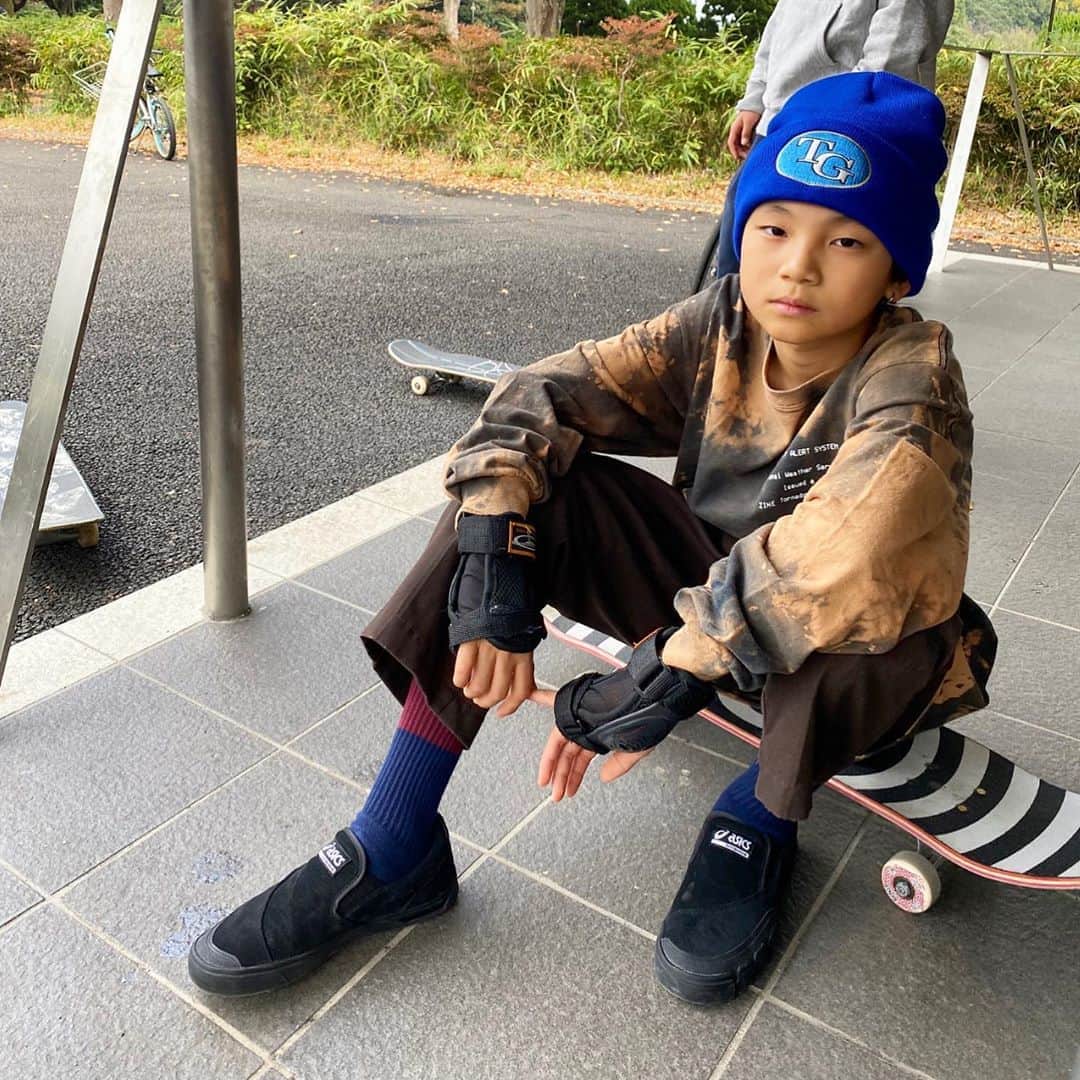 DJ DARUMAのインスタグラム：「新しいasicsスリッポン調子イイって🛹 #gelflexkeeslipon #asicsskateboarding 娘 ブラント練習中(ｼﾝさんいつも感謝です) 🍂🍂🍂🍂🍂🍂🍂🍂🍂🍂🍂🍂 #teamasics  #a6sk8」