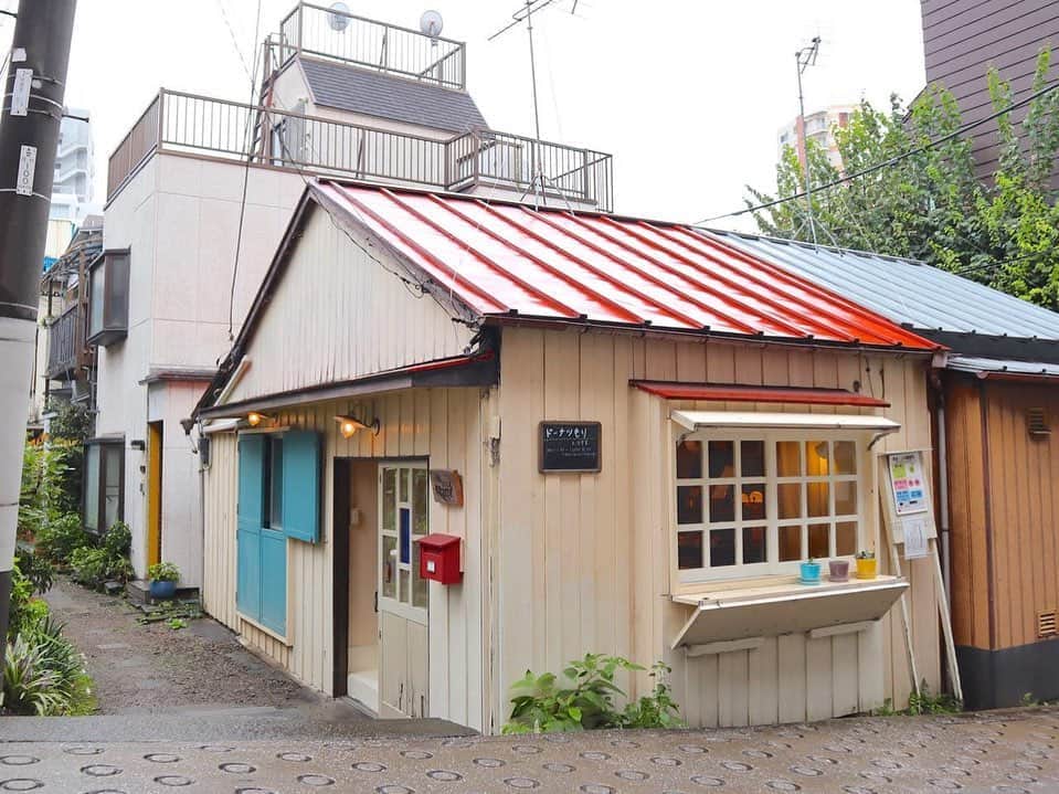 ことりっぷさんのインスタグラム写真 - (ことりっぷInstagram)「. 東京メトロ東西線・神楽坂駅から徒歩2分。駅の北側にある赤城神社の路地を1本入った赤城坂の途中に佇むお店が「ドーナツもり」です。このお店は、週末のみ営業するドーナツ屋さん。どこか懐かしさも感じるかわいらしい佇まいは、フランスの片田舎にあるお菓子屋さんをイメージしているのだそう。﻿ ﻿ 店内奥のショーケースには、カスタードやチョコレートなどの定番から季節ごとに変わる限定のドーナツがずらりと並びます。ドーナツ生地は食パン作りで使われている湯種製法を取り入れ、3日間かけて作っているのだそう。上にかけるグレーズもフルーツやナッツからコンポートを手作りするなど、素材と製法にとことんこだわっています。作り置きをせず、その日出来立てのドーナツを販売するため、人気のドーナツは早めに売り切れることも。﻿ ﻿ ドーナツはどれも食べるとふわふわもちもち、想像できない驚きのボリュームと食感を体験できます。今まで食べてきたドーナツの常識を覆す最高のドーナツが神楽坂で待っています。おさんぽの途中に立ち寄ってみては、いかがでしょうか？﻿ ﻿ --------------------﻿ 「ドーナツもり」については#ことりっぷweb で紹介しています。詳しくはトップページのURLからご覧ください。﻿ @cotrip_official﻿ --------------------﻿ ﻿ #ドーナツもり #神楽坂 #ドーナツ #ドーナツ専門店 #フランス菓子 #コーヒー #週末限定﻿ #ig_japan#visitjapan#japantrip#japantravel」11月7日 18時33分 - cotrip_official