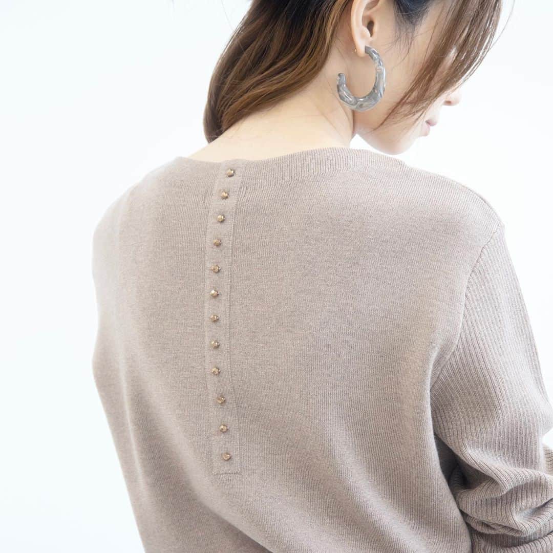 INDIVIのインスタグラム：「- knit styling -﻿ ﻿ ﻿ バッグボタンデザインがワンランク上の雰囲気を演出するニット。﻿ カシミヤのような柔らかさ、ふくらみ、光沢感を実現した素材を使用しているためソフトな着心地も魅力の1つです。﻿ コンパクトな着丈は、ボトムス選ばずでコーディネートしやすい1枚。﻿ 手洗い可能ですのでイージーケアでお楽しみいただけます！﻿ ﻿ ﻿ ▼ベージュ着用モデル 162cm 38size﻿ ✴︎knit.¥17,050(税込)﻿ ✴︎no.127-19421﻿ ﻿ ✴︎skirt.¥17,050(税込)﻿ ✴︎no.127-79061﻿ ﻿ ▼オフホワイト着用モデル 154cm 05size﻿ ✴︎knit.¥17,050(税込)﻿ ✴︎no.127-19821﻿ ﻿ ✴︎skirt.¥20,900→¥10,450(税込)﻿ ✴︎no.127-79656﻿ ﻿ ﻿ #INDIVI﻿ #インディヴィ」