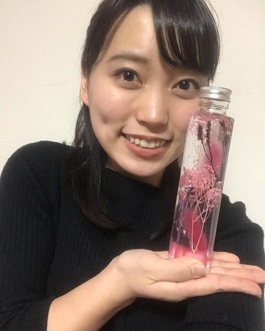 有坂菜恵子のインスタグラム：「こんばんは！！ みなさん、昨日公開された私のPR動画は見てくださいましたか？😆  やってることは地味なんですが、運営さんの素晴らしい編集技術によって、かっこよくなっておりますので、まだご覧になっていない方はYouTubeやミス同女の公式SNSでぜひご覧ください👀  あと投票も！よろしくお願いします！🙌  今卒業間近だからか、いろんなことをやりたいなぁーって思ってるんですが、ミスキャンの準備やら卒論やらでなかなか忙しく、実現できていないのです…フラストレーション溜まるわぁ💦  ショートカットに髪切りたい👩‍🦲👩‍🦲👩‍🦲 バイク乗りたいバイク乗りたい🏍🏍🏍 カラオケ行きたいカラオケ行きたい🎤🎤🎤  (カラオケならサッと行けばいいのに、行けないの、なぜか笑)  ファイナルイベント終わったら暴走や爆買いするかもしれません😆笑  こんな私ですが、残り2週間、応援よろしくお願いします📣  今日の写真は、コロナ禍で色んな方がマスク作りに没頭する中、私も何か作りたいと思い、やってみた自作のハーバリウムです🌸 簡単！且つ自分のこだわりも出せて楽しかったです🌟  (ツイッターの質問箱ですが、答えたくないなぁという質問もいくつかいただいたので、厳選させていただきます🙏)  #ミスコン #ミスコンファイナリスト #ミスキャン #ファイナリスト #同女 #同志社女子大学 #ミス同女 #ミス同志社女子 #女子大生 #ハーバリウム #ハーバリウム作り #おうち時間 #女子大生の休日 # #女子大生コーデ #女子大生の日常 #大学生」