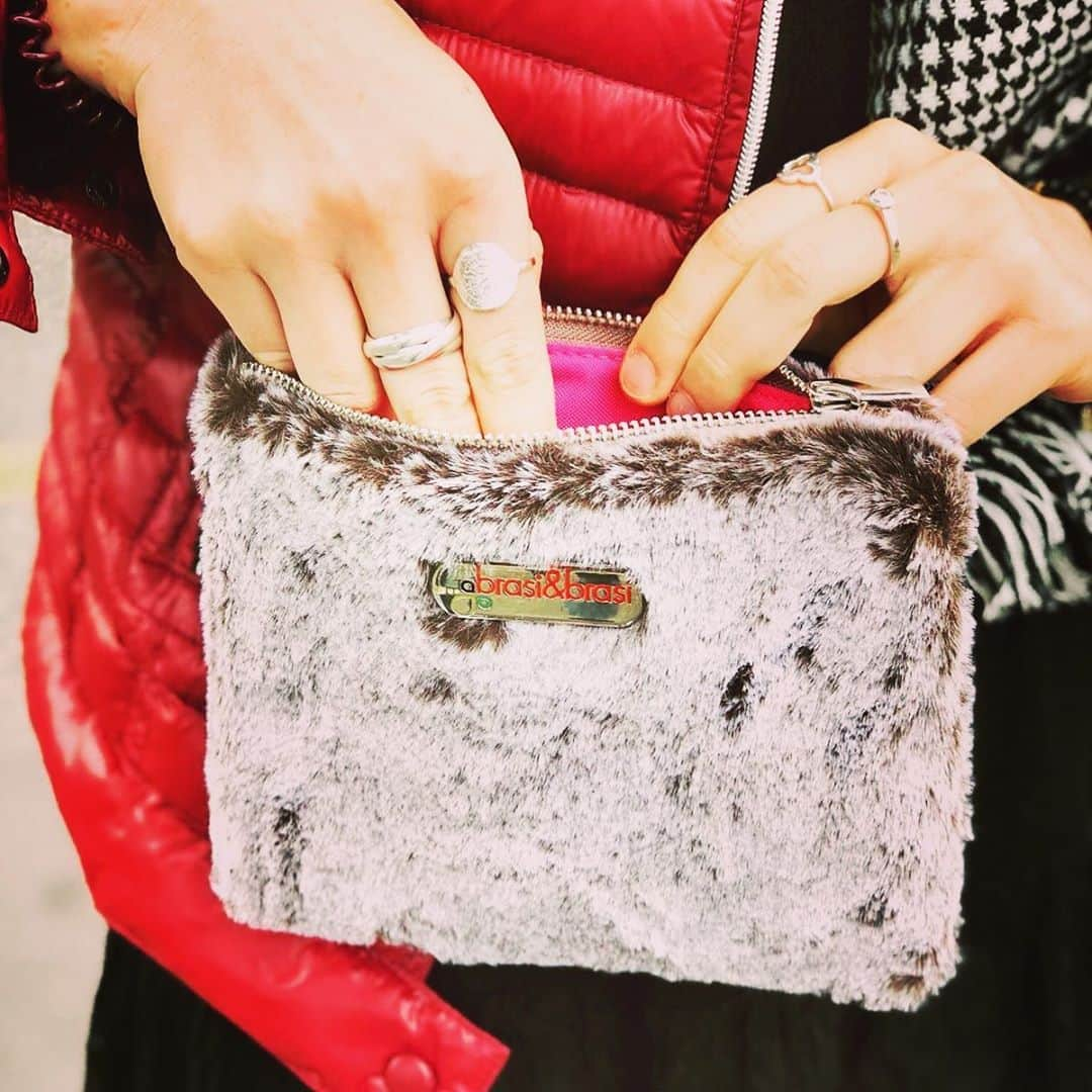 ブラジ&ブラジのインスタグラム：「#fakefur #makeupbags #flauschig #maskenbag #daunenjacke #undvielesmehr #allezusammen #thankyou #red #brasibrasi」