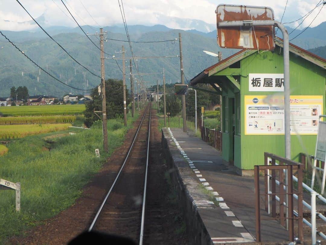 伊藤桃さんのインスタグラム写真 - (伊藤桃Instagram)「【#富山地鉄 #車窓からの景色 】 1枚目: 列車はひたすら遠くの山を目指し、走りゆきます。 2枚目: 新黒部駅手前では、北陸新幹線の真下をとおっていきました。 この駅で新幹線は乗り換えられます * 3枚目: それまでも良い渋い駅舎がたくさんだったのですが、 ここからも気になる駅がちらほら·····こちらは舌山駅。 かわいらしいミントグリーンの小屋風^^* * 4枚目: 花に囲まれたお隣の若栗駅。 5枚目: だんだんと山がちかく、険しさがわかるようになってきました。 緑色の栃谷駅。 * 6枚目: 時刻は帰宅時。 のどかな田園風景のなかに多くの学生さんたちがおりて帰っていきます。 * 7枚目: 下立駅をでたあたり。 だんだんと深い山道へ·····。 8枚目: 愛本駅。山々がちかくに·····そしてけわしい！ 9枚目: 内山駅とかぼちゃさん。 10枚目: おもわず、心を奪われるような深い深い木々の中を列車はぬけていきます····· ✂ーーーーーーーーーーーーーーーーーーーーーーーーーーーーーー✂ そして終点宇奈月温泉駅へ。 あ！ なぜあいの風とやま鉄道で富山駅から新魚津駅までいったかというと、実はあいの風とやま鉄道になってからまだ乗ってなかったので、私鉄の未乗区間を埋めるためだったのでした(,,･ω･,,) つづく♥ #富山地方鉄道 #駅舎 #駅舎めぐり #車窓から」11月7日 18時30分 - itomomo_tetsu