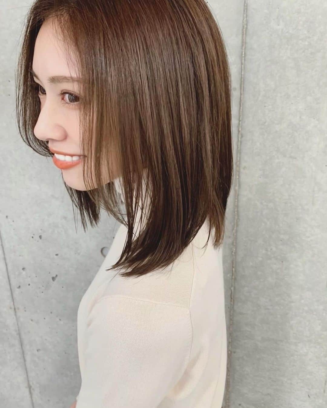 石黒美帆のインスタグラム：「*﻿ 髪がつるつる✨﻿ ブラッシングだけで出掛けられちゃうなんて、今までじゃ考えられなかった😂﻿ ﻿ ﻿ 髪質改善 プログラムEVAは﻿ pu-ro omotesandoにて @ryosuk811 さんにお願いしてみてください♪﻿ 恋愛トーク聞いてたらあっという間に終わりました。笑﻿ ﻿ ﻿ ﻿ そして先日 @kadomori_kogao にて美容鍼を🦔✨﻿ 鍼に電流を流して、普段使われない表情筋にアプローチ！筋肉って使わないと衰えてきますもんね。。😢﻿ ﻿ ﻿ 頭蓋骨矯正で頭の骨も調整してくれるのですが、気になっていたハチの部分なども引き締まった気がしてビックリ。施術前には写真を撮って、細かく顔の歪みも指摘して下さいます😊🙏こちらは @tarutani_kadomori さんにお願いしてみてください✨﻿ ﻿ ﻿ ﻿ ﻿ ﻿ #美容day#haircare#beauty#vocest#美容#髪質改善#ヘアケア#表参道#カドモリ#美容鍼#頭蓋骨矯正#小顔矯正」