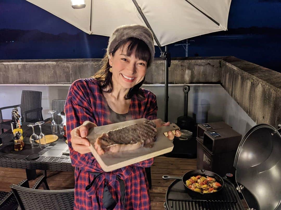 芳美リンさんのインスタグラム写真 - (芳美リンInstagram)「猪苗代湖で泊まった、みなとやさんのグランピングプラン★  屋上を活用したスペースです😀  旅館とは思えない、本格的さ👏 手ぶらでキャンプ気分味わえてよいですね♫  猪苗代地ビール飲み比べ🍺 とってもおいしかったので、翌日、ビール館に連れて行ってもらいました♫  ビールソフトクリーム（ノンアルコール）からの〜またまた飲み比べ。  ガラス彫り体験では、テントを彫りました⛺ なかなかうまくできたと、自負しております。（笑） ※褒められて調子に乗りました。  #猪苗代湖#猪苗代#pr #みなとや #猪苗代地ビール館 #猪苗代ガラス館 @hotel_minatoya #グランピング #猪苗代湖 #福島旅行#アウトドア女子 #ビール女子」11月7日 18時35分 - lynn.lynn5