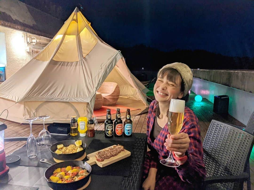 芳美リンさんのインスタグラム写真 - (芳美リンInstagram)「猪苗代湖で泊まった、みなとやさんのグランピングプラン★  屋上を活用したスペースです😀  旅館とは思えない、本格的さ👏 手ぶらでキャンプ気分味わえてよいですね♫  猪苗代地ビール飲み比べ🍺 とってもおいしかったので、翌日、ビール館に連れて行ってもらいました♫  ビールソフトクリーム（ノンアルコール）からの〜またまた飲み比べ。  ガラス彫り体験では、テントを彫りました⛺ なかなかうまくできたと、自負しております。（笑） ※褒められて調子に乗りました。  #猪苗代湖#猪苗代#pr #みなとや #猪苗代地ビール館 #猪苗代ガラス館 @hotel_minatoya #グランピング #猪苗代湖 #福島旅行#アウトドア女子 #ビール女子」11月7日 18時35分 - lynn.lynn5