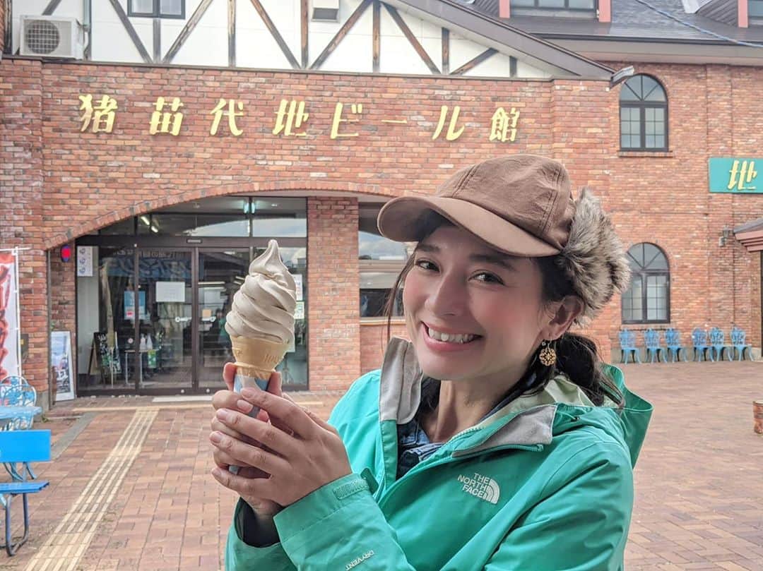 芳美リンさんのインスタグラム写真 - (芳美リンInstagram)「猪苗代湖で泊まった、みなとやさんのグランピングプラン★  屋上を活用したスペースです😀  旅館とは思えない、本格的さ👏 手ぶらでキャンプ気分味わえてよいですね♫  猪苗代地ビール飲み比べ🍺 とってもおいしかったので、翌日、ビール館に連れて行ってもらいました♫  ビールソフトクリーム（ノンアルコール）からの〜またまた飲み比べ。  ガラス彫り体験では、テントを彫りました⛺ なかなかうまくできたと、自負しております。（笑） ※褒められて調子に乗りました。  #猪苗代湖#猪苗代#pr #みなとや #猪苗代地ビール館 #猪苗代ガラス館 @hotel_minatoya #グランピング #猪苗代湖 #福島旅行#アウトドア女子 #ビール女子」11月7日 18時35分 - lynn.lynn5