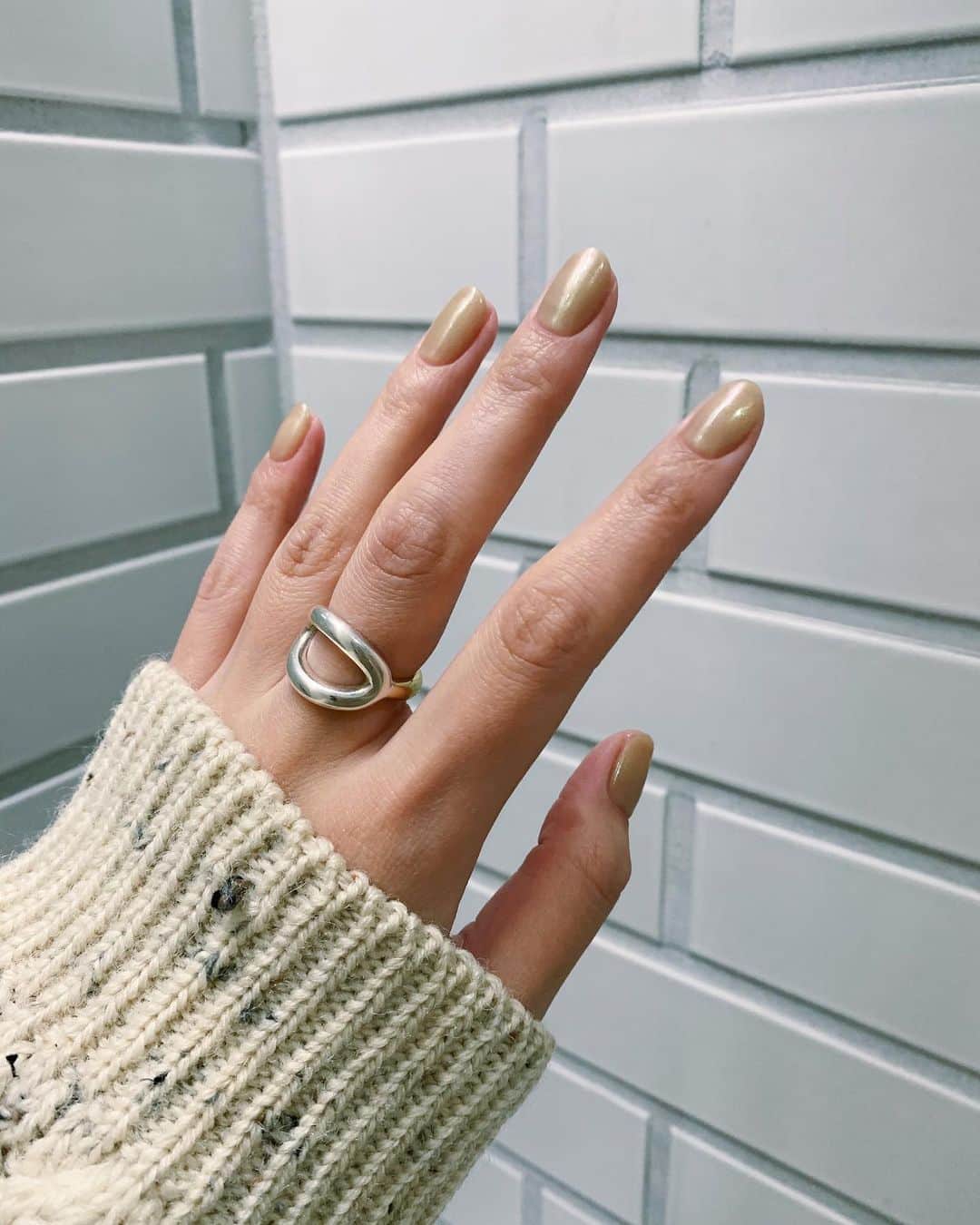 Shiho Sasakiのインスタグラム：「new nail🍋 ベージュのクリアとオーロラ🌈 冬服にも合いそうでお気に入り💅 #nail」