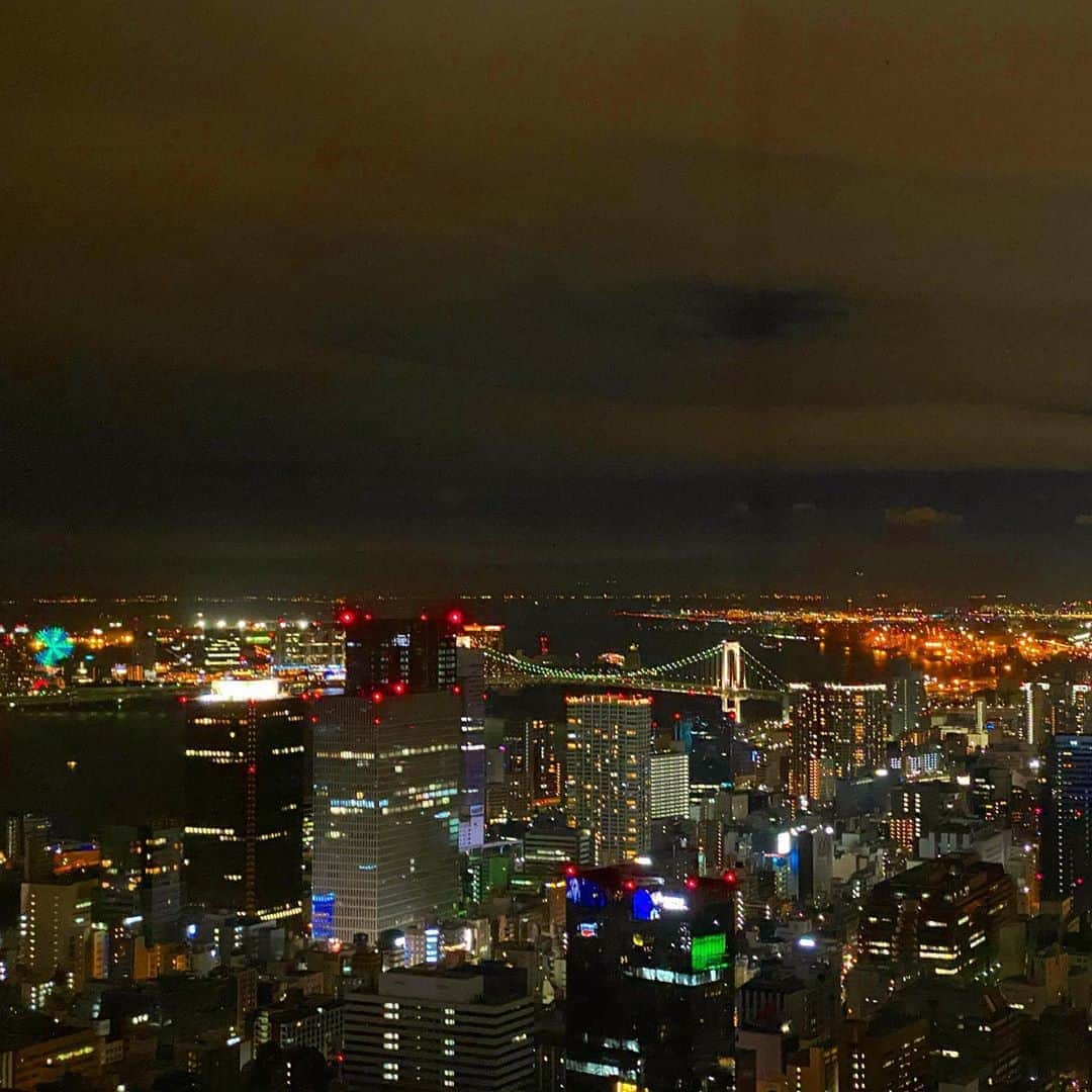 マキ・コニクソンさんのインスタグラム写真 - (マキ・コニクソンInstagram)「お部屋から見える Rainbow Bridge... 綺麗だなぁ...まるで宝石箱✨✨  まだ17:00過ぎ。 日本は暗くなるのが早いっ。 夜が長いーーー。🌝  #東京の夜景✨✨ #晩秋の夜長」11月7日 18時37分 - makikonikson