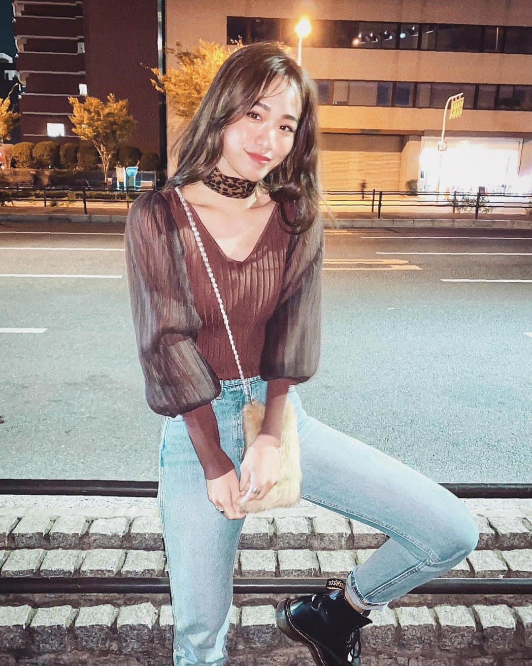 のインスタグラム：「#まりなはんコーデ * * #tops @royalparty_official #denim @searoomlynn_official #chainbag @sahabyelliee #boots @drmartens_japan * * 甘辛MIX🧡 いつもトータルの甘辛度の割合と 肌の露出のパーセンテージと 細見えを考えてコーデ組みます✧ •̀.̫•́✧ * * このトップス 実は前後がリバーシブルで 1枚目みたいにVネックでもいいし 3枚目みたいにボートネックでも着られるから バランス考えて肌の露出度の 足し算引き算のときに使い分けられて とてもよき♥️ * * * #細見え#着痩せコーデ#ニットトップス#royalparty#リバーシブル#秋コーデ#sahabyelliee#searoomlynn#甘辛コーデ」