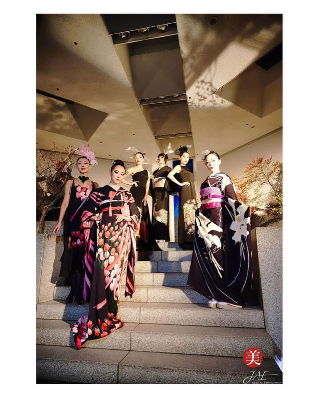 植田早紀のインスタグラム：「これまで着物の魅力、 伝統を伝承するとともに、 新たな世界の創造を追求し 広く伝えるために培ってきた経験をベースに、  新たな発想のもと、 　 着物を通じ日本の美を世界に広めていく活動を￼ これからもしてまいります。  美・JAPON クラウドファンディングURL https://readyfor.jp/projects/be_japon」