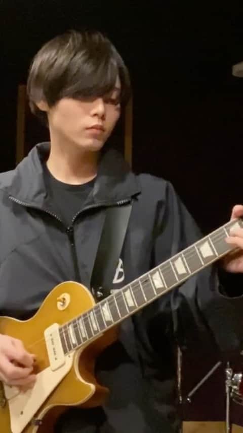 大崎捺希のインスタグラム：「#ギター  #弾いてみた  #radwimps」