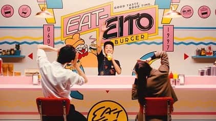 竹中夏海さんのインスタグラム写真 - (竹中夏海Instagram)「10/16配信リリースされた 瑛人さんの「ライナウ」のMVの振付を 担当させて頂きました🙌 https://youtu.be/-KvuKErBbss  ダンサーは 元むすびズムの宮島るりかちゃん @strawberry___r.m とはるかくん @haru_harudnc にお願いしました🍔💌🍔💌  @mzabc さんの爆イケデザインのセットで キュートに踊ってくれています🥤🍔🥤🍔  瑛人さん公式TikTokでもふたりが踊ってるので ぜひご覧くださいませ https://vt.tiktok.com/ZS427esG/  MV自体の情報量が多くて楽しいよー見てねー😋😋 #瑛人 さん #ライナウ #瑛人ライナウ #ノリで踊ったり #チョコプラ さん  assistant❤︎ @sayo_423」11月7日 18時44分 - tknkntm