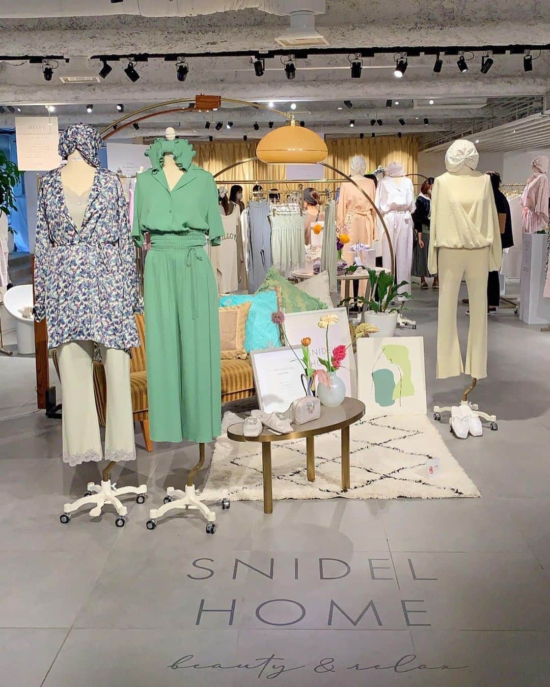 近野莉菜のインスタグラム：「【WORK】  11.5(thu),11.6(fri) SNIDEL HOME 2021 Spring Summer 1st Collection . SNIDEL HOMEにとって、2回目の展示会でした！ 関係者の皆様、足を運んで下さった皆様、ありがとうございました。  今回の展示会もご好評を頂きまして、とても嬉しかったです☺️  11月25日(水)から銀座三越を皮切りに、全国4箇所で初のポップアップストアがオープン致します。 初めて皆様にお手に取って頂ける機会なので、今からワクワクしております🤍 ぜひ楽しみに待っていて下さい🥰 限定品やノベルティもあるよ💕 . #SNIDELHOME #スナイデルホーム #BEAUTYHOMEDRESS #美容パジャマ @snidel_home_official」