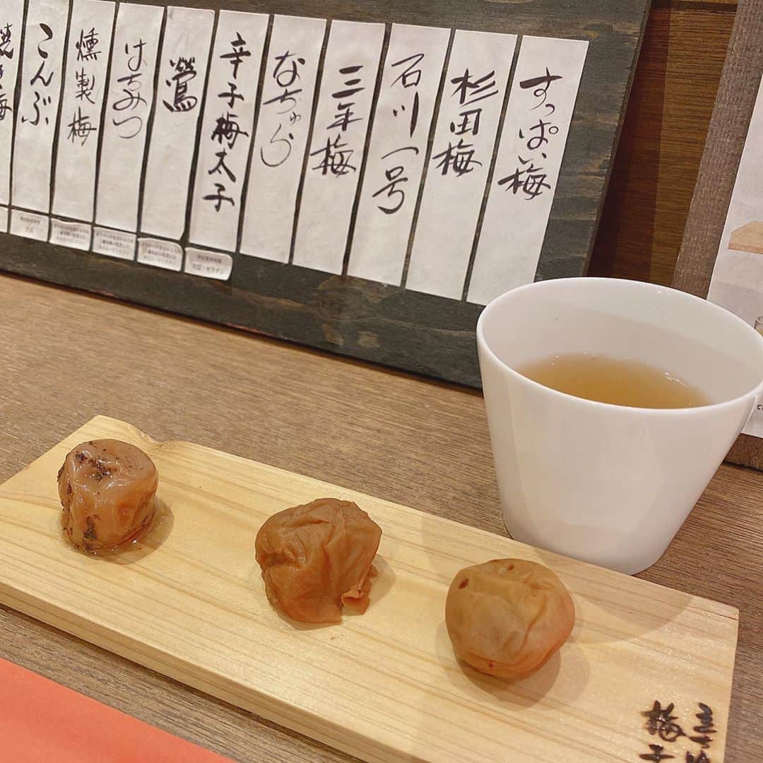 野田真実さんのインスタグラム写真 - (野田真実Instagram)「． ． ． 今日はJuice=Juiceのかなともちゃん(@tomoko_kanazawa.official )とソラマチへ🥰 ． 立ち食い梅干し屋さんに行ってきましたよ～ ． 15種類ある梅干しの中から3つ、ほうじ茶のセット。 すっぱい梅、燻製梅、オリーブオイル梅を選びました☺️ ． どれも美味しかった！ オリーブオイル梅意外と美味しかったぁ。 でも私はすっぱいのが好きなので、すっぱい梅を買って帰りました🤤 ． ． かなともちゃんといると ほんと楽しい～おもしろいんだよなぁ。 いいキャラしてます😏💗 また早く遊びたい～ 次どこがいいと思う～？？？ ． ． #ソラマチ #立ち食い梅干し屋 #juicejuice #かなとも ちゃん #梅干し #美味しかった」11月7日 18時47分 - noda_mami_