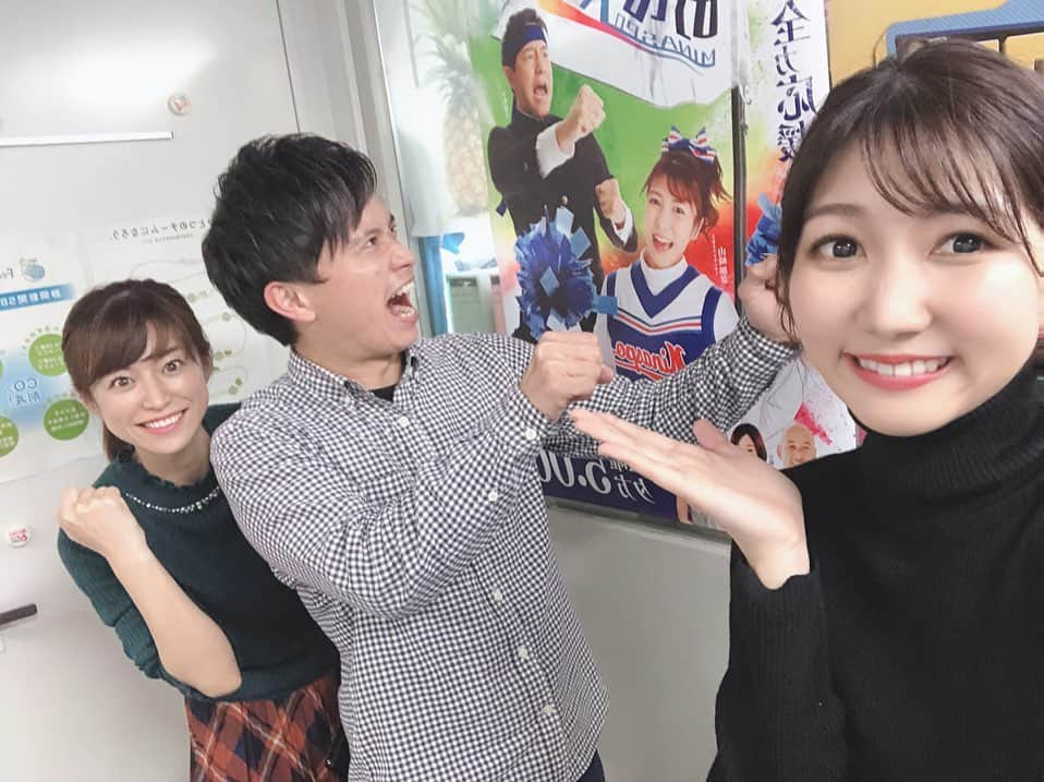 山﨑加奈さんのインスタグラム写真 - (山﨑加奈Instagram)「・ そういえば！ みなスポのポスターが完成しました〜〜☺️ 賑やかな感じがみなスポらしくて気に入っております🎉💖 しかも私のチア衣装の文字も、"Minaspo"なんです！ 美術さんすぎょい、、🥺 小嶋アナもいい表情してます😊😊 このポスターが静岡県の皆さんにもっと浸透するように頑張ります☀️  いつも写真撮ってくれる原口さんにも感謝です🥺🙏🏻 テキトーナイト前の鬼頭さんも、スペシャルサンクスです🥰 ・ #静岡放送 #みなスポ #スポーツ番組 #スポーツキャスター #アナウンサー #ポスター  #鬼頭里枝 アナ #原口大輝アナ  #山﨑加奈」11月7日 18時47分 - kana_yamazaki_sbs