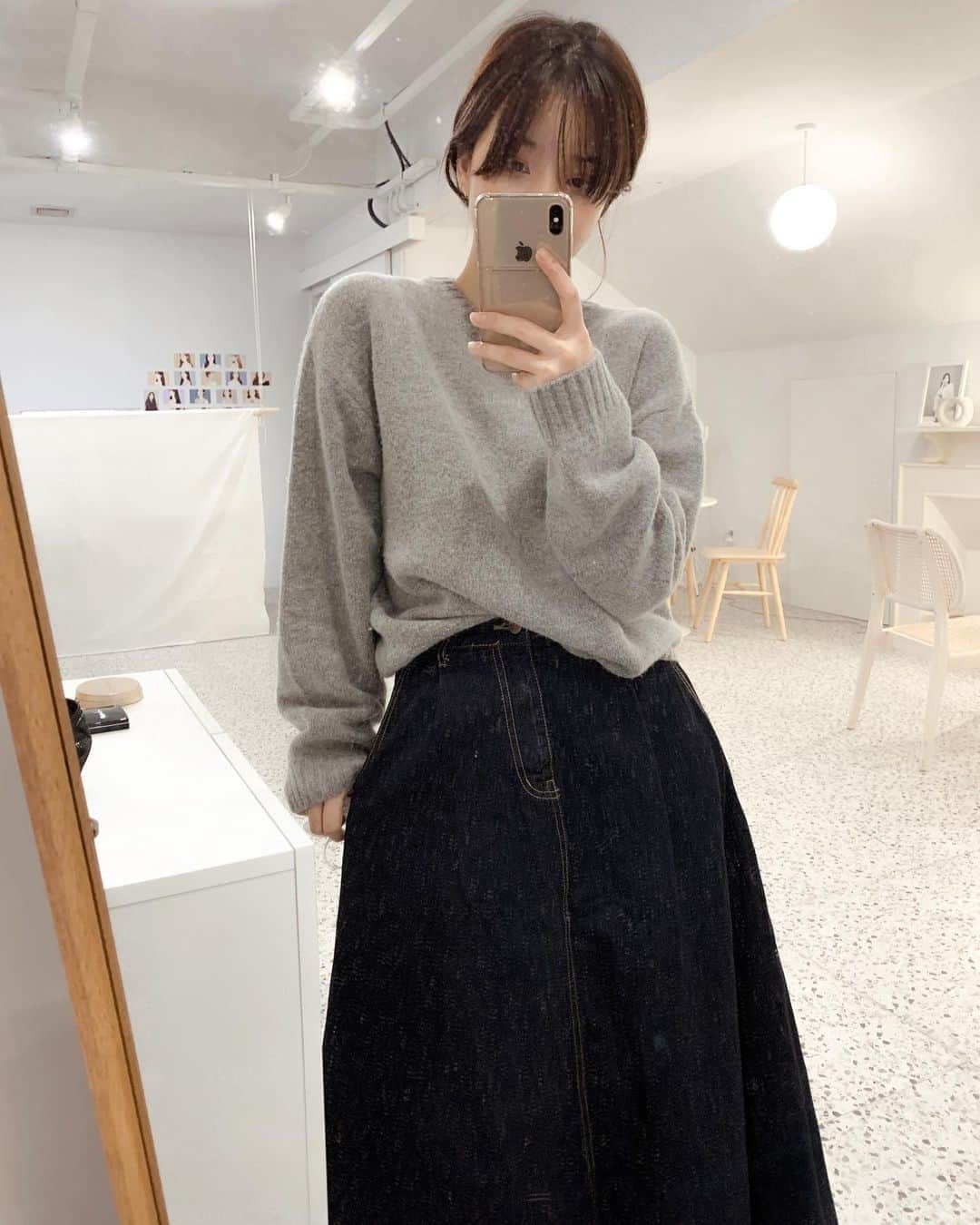 ユン・アラのインスタグラム：「오늘은 생각보다(?) 많이 안춥네요! 내일도 날씨가 좋다는데, 현실은 스튜디오 노예꾸,.🥳  완쪽 팔이 엄청 짧아보이게 나온거같은데^^.. 사실 뒤로 조금 접혀있는겁미다^^(진짜에요 하하)」
