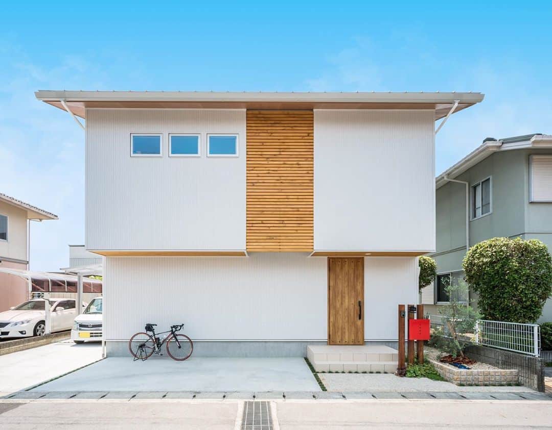 ルポハウス一級建築士事務所さんのインスタグラム写真 - (ルポハウス一級建築士事務所Instagram)「・ ・ ・ ネオホワイトのガルバリウムに、ヒノキの格子がよく映えるクールな外観。 ・ 二階部分を前に出した箱型シルエットに、エントランスの赤い ポストや緑が色を差し込みます。 ・ ・ ・ 𓐌𓐌𓐌𓐌𓐌𓐌𓐌𓐌𓐌𓐌𓐌𓐌𓐌𓐌𓐌𓐌𓐌𓐌  ルポハウスの施工事例はこちらまで☞ @reposhouse  𓐌𓐌𓐌𓐌𓐌𓐌𓐌𓐌𓐌𓐌𓐌𓐌𓐌𓐌𓐌𓐌𓐌𓐌 #ルポハウス は#ちょっとかっこいい家 を"友人のために" という思いでつくっています。 一生に一度の#マイホーム。 「あなたにしかできない」×「ルポハウスだからできる」で、 私たちだけの#家づくり を思いっきり楽しんでみませんか？！ ・ ・ ・ #住宅 #注文住宅 #新築一戸建て #デザイナーズ住宅  #一級建築士事務所 #設計事務所  #滋賀県大津市 #滋賀県草津市 #滋賀県栗東市 #滋賀県水口町 #滋賀県近江八幡市 #外観デザイン #外観 #外観イメージ #白い外観#ネオホワイトガルバ #オーバーハング #シンプルな外観」11月7日 18時48分 - reposhouse