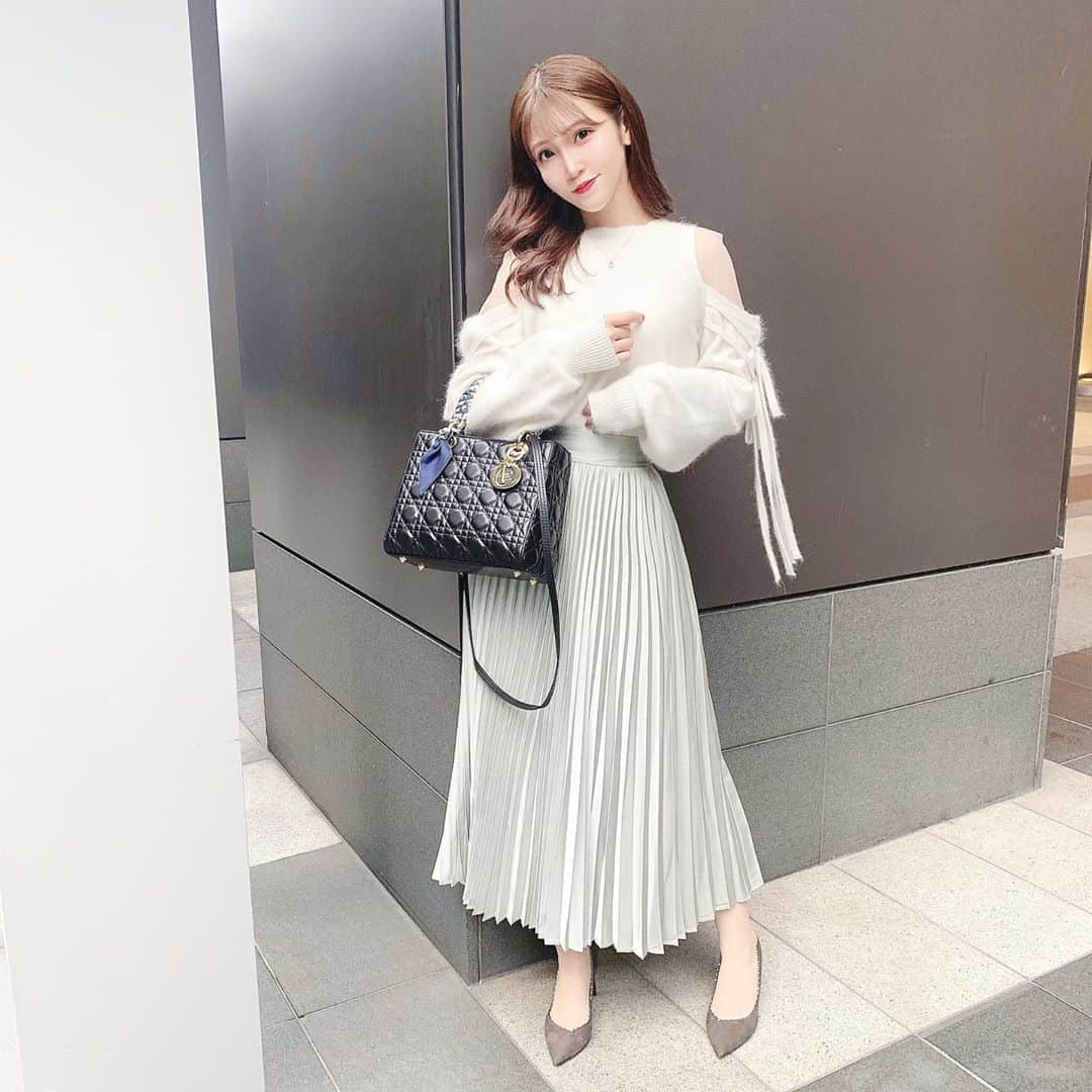 五十嵐茉優さんのインスタグラム写真 - (五十嵐茉優Instagram)「ㅤ #まうしふく 🕊🌱 ㅤ knit  #snidel  skirt  #mymeheartbeto  pumps  #diana  bag  #dior  ㅤ 今日のお洋服はこんな感じでした◎ 去年のスナイデルのニットが 可愛すぎて大好きなんだけど 今年もこれ出たんだよね🥺？ 買っちゃいそう、、、 ㅤ スカートはこれから新しく販売される mymeheartbetoのスカート！ 光沢が効いた素材ですごくかわいいの💭 アイボリーとミントの2色展開で 今季で一番お気に入り〜っ🤤✨ ㅤ ㅤ #きょコ #いつコ #コーディネート #ニット #スナイデル #スナイデルコーデ #サテンスカート #プリーツスカート #ダイアナ #レディディオール #巻き髪 #巻き髪アレンジ #デートコーデ #モテコーデ #ふわふわ #ホワイトコーデ #冬コーデ #大学生」11月7日 18時52分 - mau08us