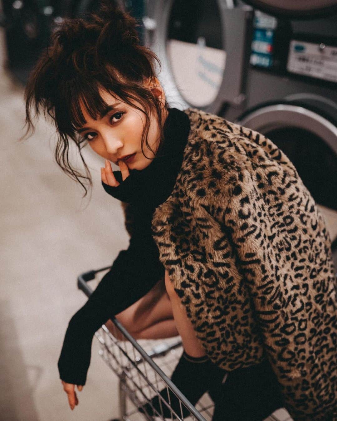 のインスタグラム：「Dark makeup💄 Model @nononon159  Photo @xx_s_a_i_xx  Hair&make @tmm_238  Fashion @resexxy_official  . . . . . . #hairmake#makeup #makeuqartist#ロケ撮影 #ヘアメイク#秋冬メイク #ダークメイク#ダークレッド #ほのか#モデル #shooting#resexxy  #カート撮影#コインランドリー #ヘアメイクアーティスト #中村巴美」