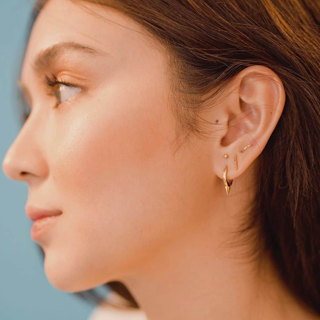 Kathryn Bernardoさんのインスタグラム写真 - (Kathryn BernardoInstagram)「Decided to curate my ear piercings to give it a more distinct look. Planned it for weeks and I'm super happy with the outcome. What do you guys think? 🥰 Sharing with you a fun piercing session I recently did with my team. New video now up on #EverydayKath!👂」11月7日 19時00分 - bernardokath