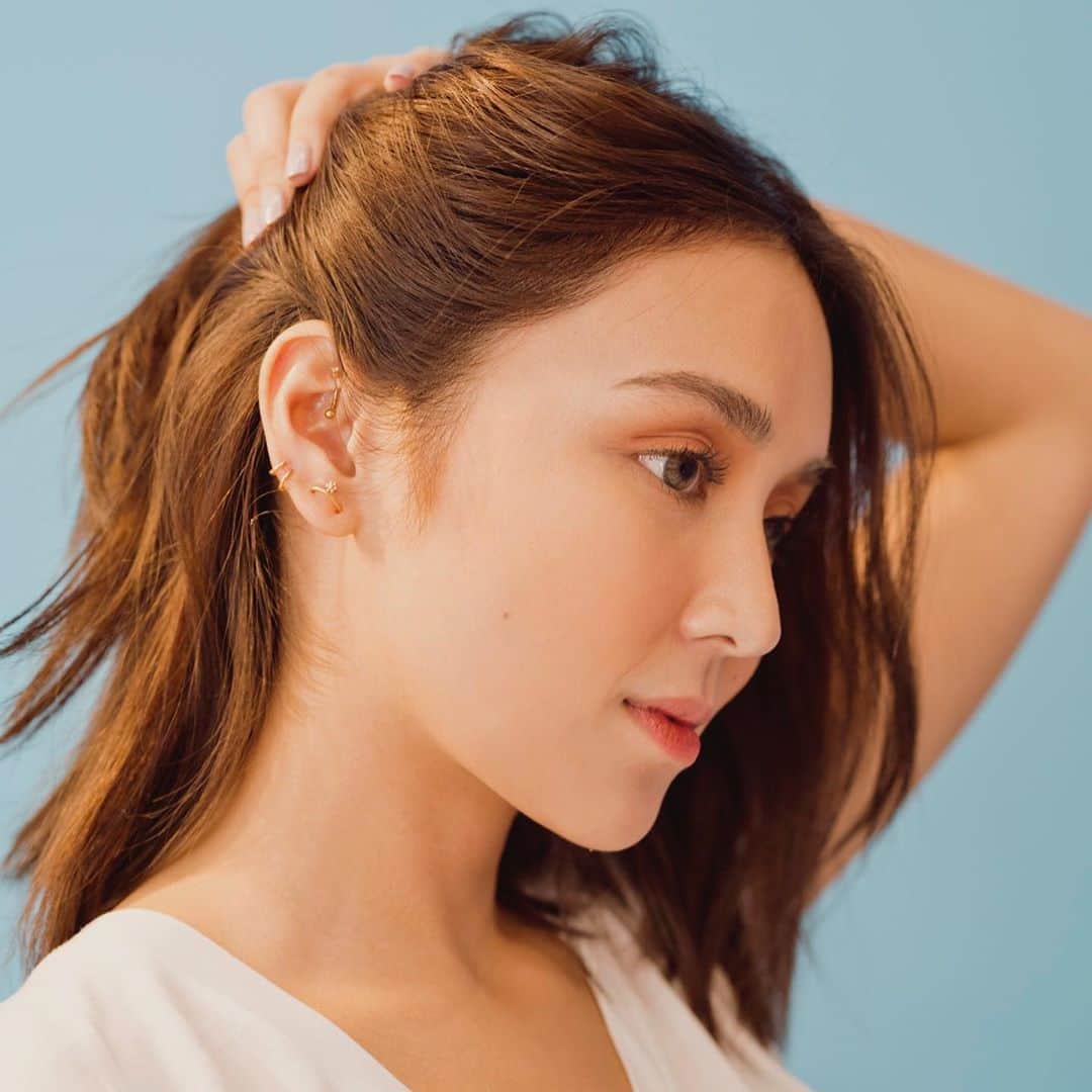 Kathryn Bernardoさんのインスタグラム写真 - (Kathryn BernardoInstagram)「Decided to curate my ear piercings to give it a more distinct look. Planned it for weeks and I'm super happy with the outcome. What do you guys think? 🥰 Sharing with you a fun piercing session I recently did with my team. New video now up on #EverydayKath!👂」11月7日 19時00分 - bernardokath