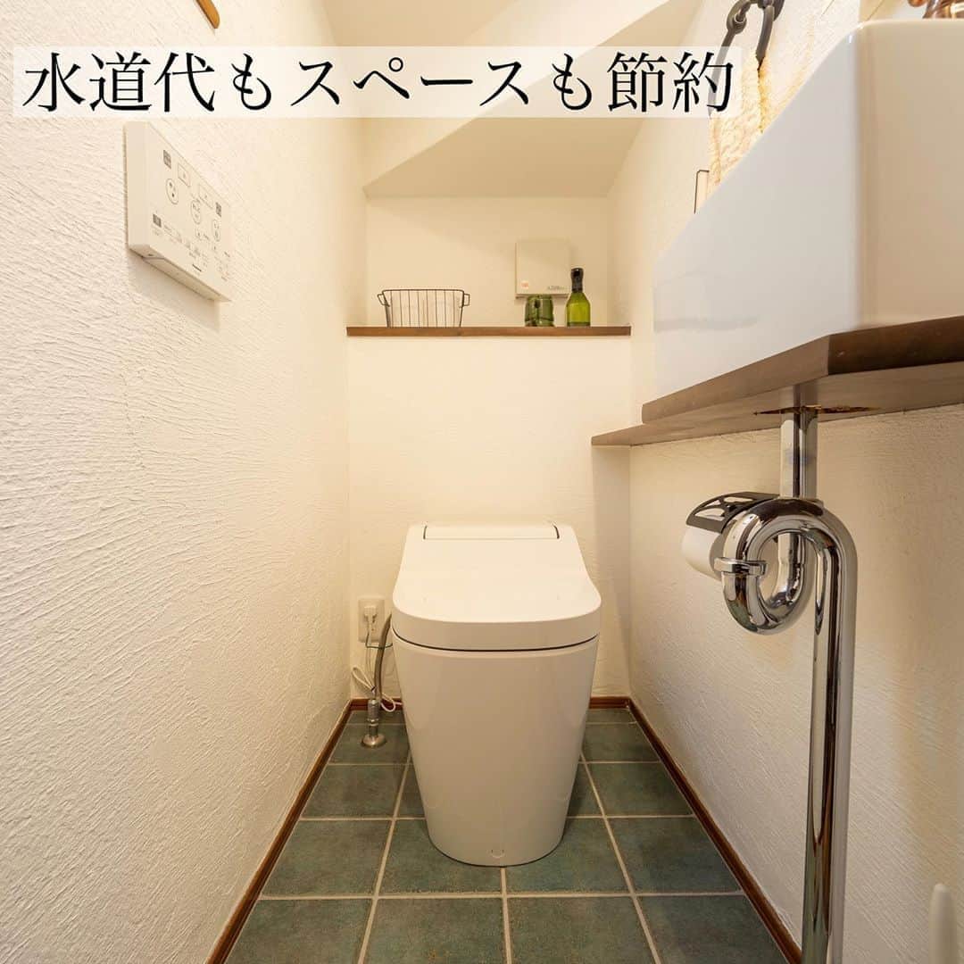 homelife 夢を叶える暮らし方のインスタグラム：「【タンクレストイレ】 . . 階段下の狭いスペースでもタンクレストイレを採用することで 空間を上手に使えます😙 塗り壁っぽいクロスとグリーンの床でナチュラルな雰囲気になってますね！ . . こちらのお家はアーキホームライフのお施主様邸の施工写真です。 その他の施工写真は、 @homelife_gallery のURLからご覧いただけます。 . 家づくりの資料請求はコチラから @homelife_shiryou . . #トイレ #タンクレストイレ #アラウーノ #階段下スペース #ナチュラルな家 #かわいい家 #輸入風住宅 #トイレインテリア #輸入住宅風 #トイレクロス #マイホーム計画 #ローコスト住宅 #マイホーム #かっこいい家 #間取り #シンプルな暮らし #暮らしを楽しむ #注文住宅 #自由設計 #デザイン住宅 #リノベ #リフォーム  #homelife_京都 #homelife_大阪 #homelife_兵庫 #ホームライフ #ホームライフ100 #アーキホームライフ #グランピング #ベランピング」