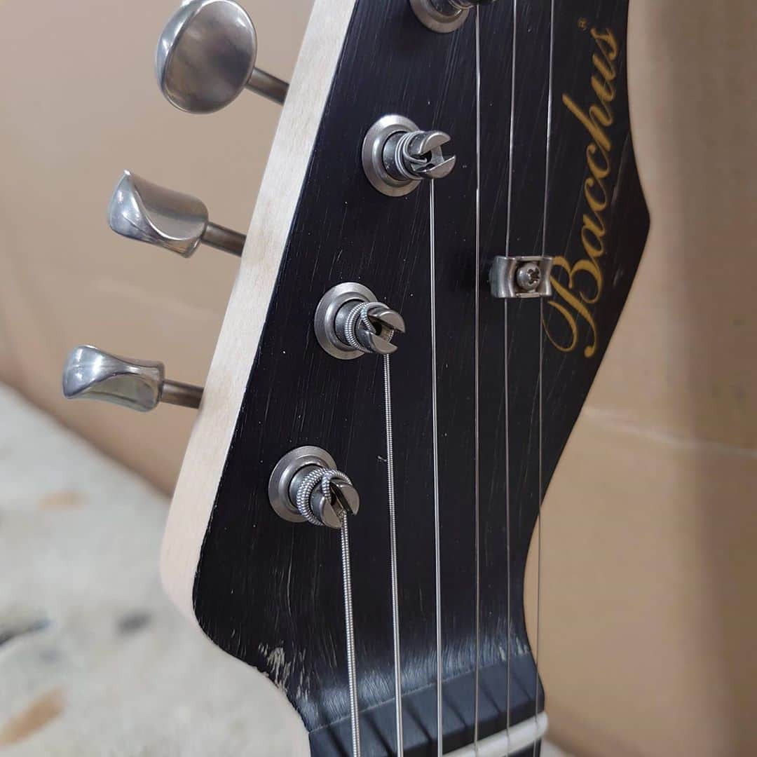 Deviserさんのインスタグラム写真 - (DeviserInstagram)「【赤松ギターJapanese Red Pine2】  本日のボート担当は飛鳥工場木工加工担当の谷口です！！  赤松ギターの塗装が完了しました！！ 独特な質感があるブラックで仕上げおります〜！！  是非、手にとって見てほしいです！！  ONE DAY GUITAR SHOWまであと4日！  #ディバイザー#ワンデイギターショウ#onedayguitarshow#momose #bacchus #headway #seventyseven #deviser #guitar #guitarist #electricguitar #customguitar #guitarplayer #guitarlove #guitarsolo#relic #relicguitar #madeinjapan#松本#長野#飛鳥#カウント#毎日投稿」11月7日 19時08分 - deviser2016