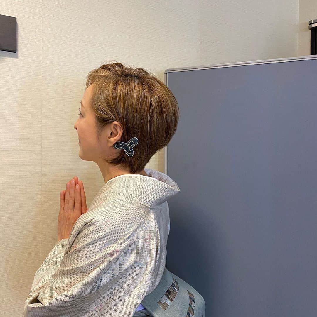 城之内早苗のインスタグラム：「髪飾り 興味津々で注文して、待ちに待った軽量樹脂粘土。 いろんな可能性が広まる気がして❗️✨ いざ目の前にしたら、何を作ったら良いか分からなかった😰 何かを作るよりも、樹脂粘土という物が好きなのかな😅  明日11/8(日) NHK-BSプレミアム 新BS日本のうた 観てみて下さいませ〜😊  #ハンドメイド#手芸#髪飾り#軽量樹脂粘土#素人仕事#城之内早苗#お知らせ#大島紬」