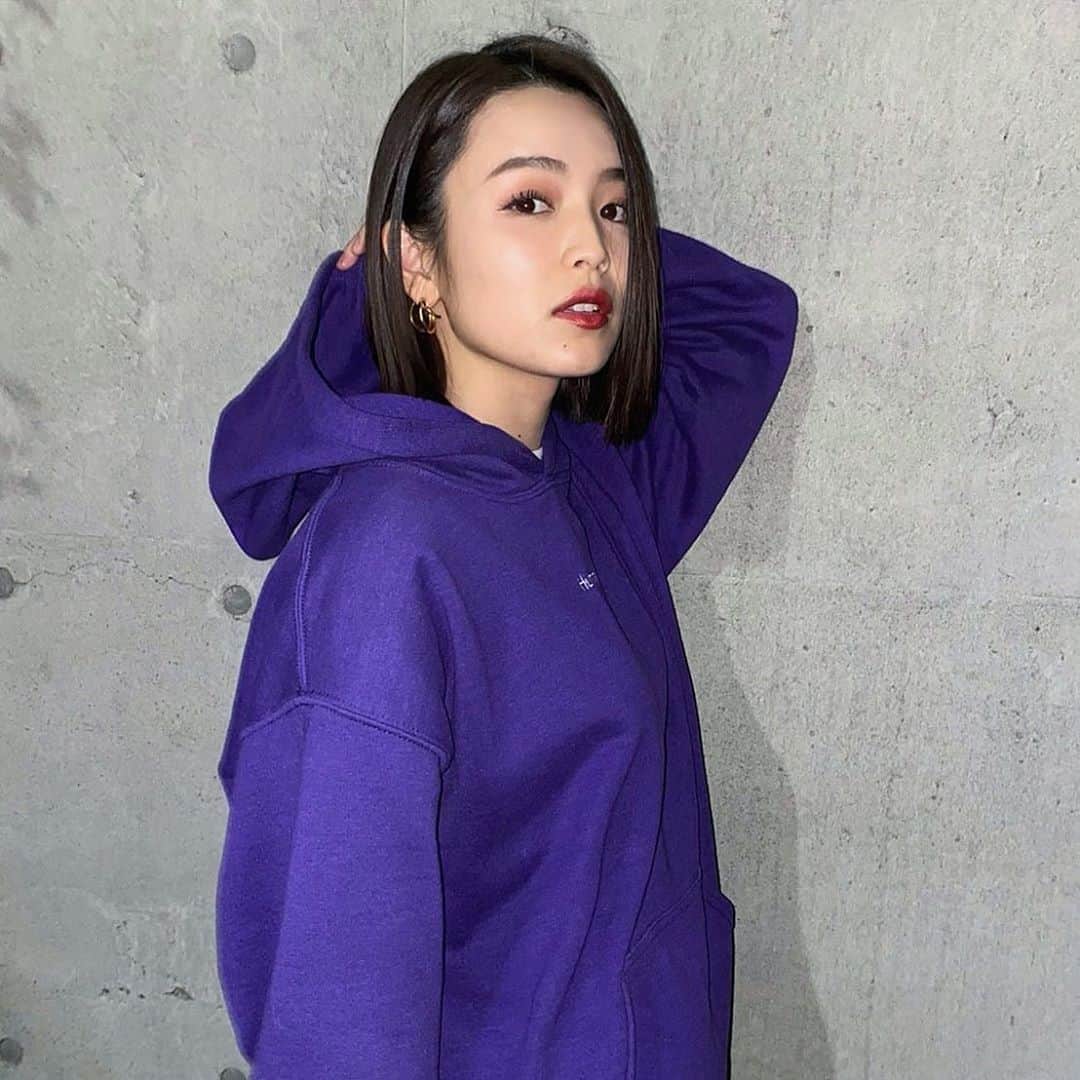 富久美玲のインスタグラム：「_ . 前髪に合わせて5cmぐらい短くなって 切りっぱなしのワンレンになりまみた🐌 . 今回はカラーはせずに暗髪のまま✌️💕 . #ヘアメンテナンス#ワンレンボブ#切りっぱなしボブ#暗髪#アッシュブラック#ヘアカラー#ヘアカット」