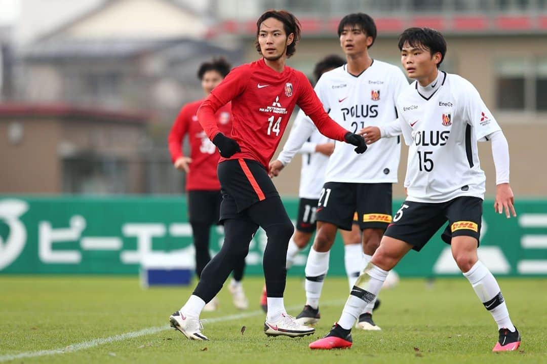 浦和レッドダイヤモンズさんのインスタグラム写真 - (浦和レッドダイヤモンズInstagram)「7日、大原サッカー場でのトレーニング。 #阿部勇樹 #武藤雄樹 #岩波拓也 #エヴェルトン #武田英寿 #山中亮輔 #レオナルド #伊藤涼太郎 #岩武克弥 #杉本健勇 #nike #三菱重工 #三菱自動車 #トーシンパートナーズ #POLUS #auカブコム証券 #三菱UFJニコス #埼玉りそな銀行 #ピーエス三菱 #DHL #enecle #urawareds #浦和レッズ #浦和レッズユース」11月7日 19時06分 - urawaredsofficial