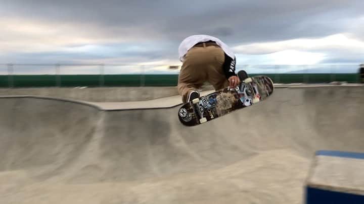 笹岡建介のインスタグラム：「🌊🌊🌊  🎥@taikinakatani @triforce_k @triforce_shootingcrew   @mktaxi.jp @dcshoes_japan @dorcus_tbs @bern_japan @stance_japan @skullcandyjapan @independenttrucks @rictawheels  #mktaxi#dcshoesjapan #dcshoes #skullcandyjapan #bells #independenttrucks #triforce_k #hi_5 #dorcus_tbs #6556skateboarding #divisio#fivecrossskatepark #showgekiskateboards #13mind#bern#bernjapan#make___#skate#skateboard #instagood #skatecrunch #skatecrunchmag #minirampsteez #instagram #sk8 #湘南 #江ノ島 #鵠沼海岸 #fff #fashion」