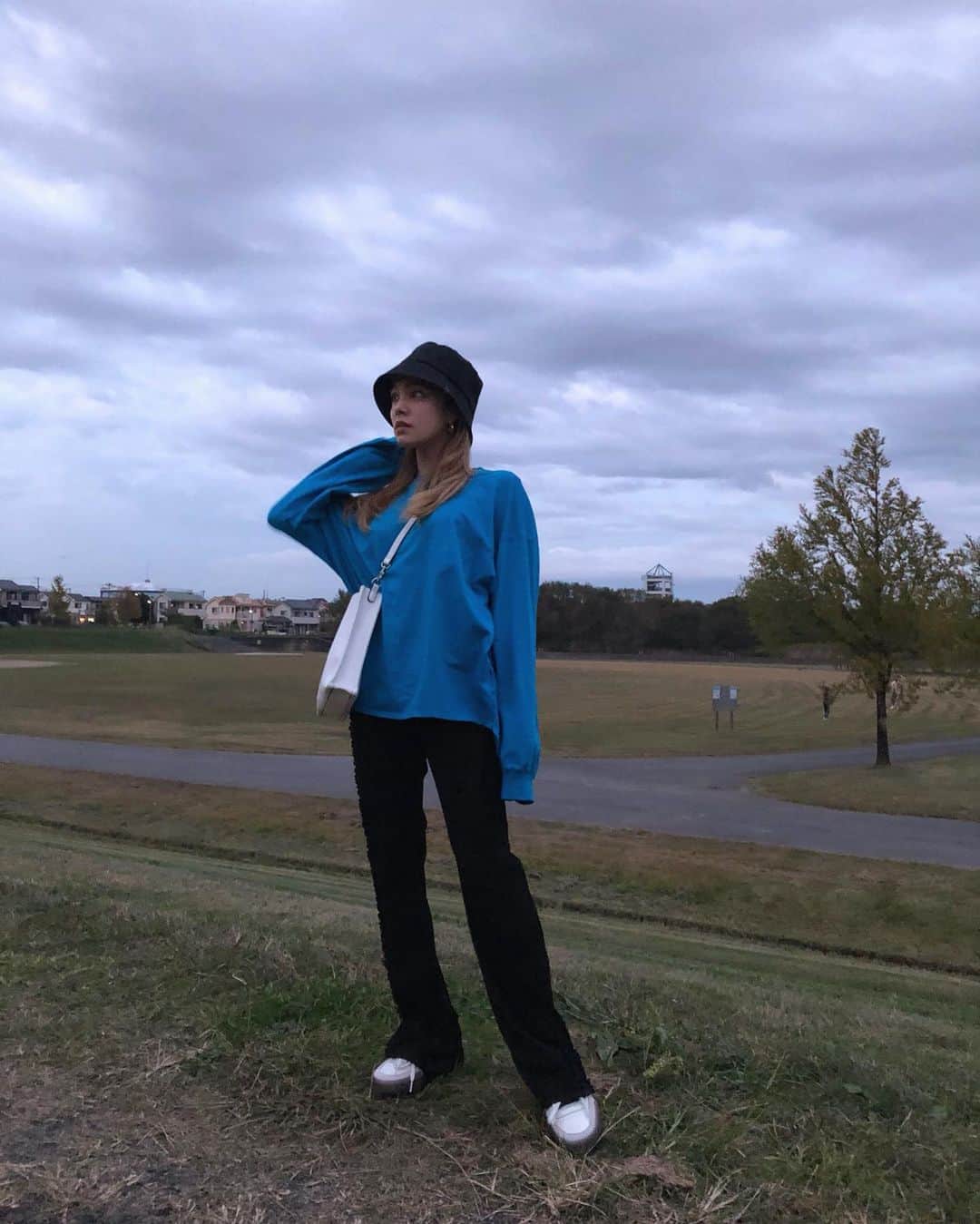 ステファニーのインスタグラム：「💙🌿 楽ちんでかわいいが一番♡ まゆこxケイティーレオの仲良しが関わるブランドの 服だから尚いいね☺︎」