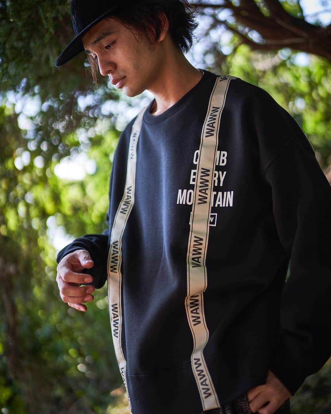 小堺大輔さんのインスタグラム写真 - (小堺大輔Instagram)「. WAWW 20/21 AW COLLECTION "Back to nature" @waww_tokyo   全て発売開始しました。  誰しもが生活が激変したこの2020年、生き方を見つめ直し、「豊かな生き方」とは自然との共存にあるのでは、と考えました。  今回はアウトドアに、ミリタリーエッセンスを加えてストリートに落とし込んだデザインにしました。 初の防水ウェアも完成して、 いい物出来たと思います。 是非HP見てみてください。 アカウントTOPにあります。  既に完売アイテムも出ています。お早目に。  #WAWW #wawwtokyo  #ワウ #fashion」11月7日 19時11分 - daisuke_kosakai