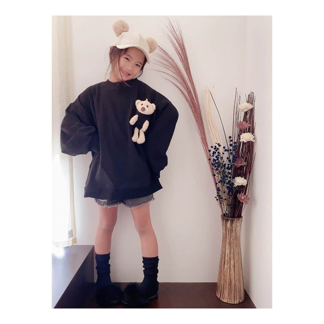 ♡KAO♡さんのインスタグラム写真 - (♡KAO♡Instagram)「： ： @smilekids888 coordinate♡♡ くまちゃん🧸 可愛すぎる❤ おりん小さい頃からくまちゃん🧸大好きだから 大興奮なお洋服♡♡♡♡ このダボっとしたBIGシルエットもツボ❤ くまちゃんシリーズいっぱい入荷してて 全部欲しくなっちゃう❤ ： ： 本日9時から新作、再販STARTだよ❤ 可愛いのいっぱいだから是非✓してみてね♡ 私もいつも人気商品すぐ売り切れちゃって なかなかGET出来ないから 頑張ります٩(ˊᗜˋ*)و ： ： くまちゃん🧸トレーナー▹▸ @smilekids888   -身長123cm size130- ： ： ： ： ： ： ： ： ： ： ： ： ： ：  #ig_kidsfashion #kidsfashion #親バカ #ig_oyabakabu #親バカ部 #娘 #6歳 #女の子 #インスタキッズ #ig_kids #mamanoko #ママリ #hugmug #コドモノ #キッズファッション #コドモダカラ #comona #キッセレ #ママタス #cruzキッズ #プチプラコーデ  #プチプラコーデ  #韓国ファッション #韓国子供服」11月7日 19時11分 - o0.don_tama.0o