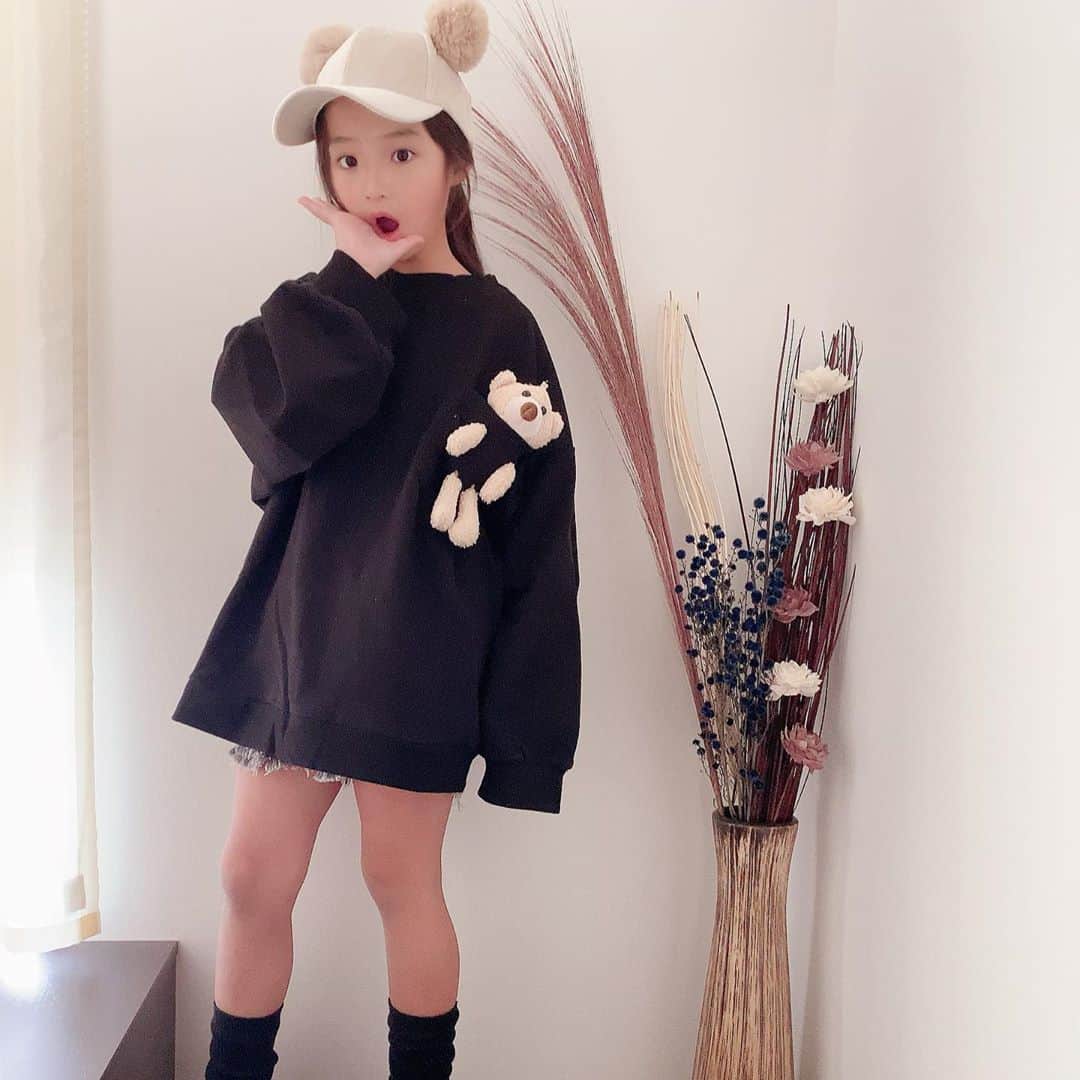 ♡KAO♡さんのインスタグラム写真 - (♡KAO♡Instagram)「： ： @smilekids888 coordinate♡♡ くまちゃん🧸 可愛すぎる❤ おりん小さい頃からくまちゃん🧸大好きだから 大興奮なお洋服♡♡♡♡ このダボっとしたBIGシルエットもツボ❤ くまちゃんシリーズいっぱい入荷してて 全部欲しくなっちゃう❤ ： ： 本日9時から新作、再販STARTだよ❤ 可愛いのいっぱいだから是非✓してみてね♡ 私もいつも人気商品すぐ売り切れちゃって なかなかGET出来ないから 頑張ります٩(ˊᗜˋ*)و ： ： くまちゃん🧸トレーナー▹▸ @smilekids888   -身長123cm size130- ： ： ： ： ： ： ： ： ： ： ： ： ： ：  #ig_kidsfashion #kidsfashion #親バカ #ig_oyabakabu #親バカ部 #娘 #6歳 #女の子 #インスタキッズ #ig_kids #mamanoko #ママリ #hugmug #コドモノ #キッズファッション #コドモダカラ #comona #キッセレ #ママタス #cruzキッズ #プチプラコーデ  #プチプラコーデ  #韓国ファッション #韓国子供服」11月7日 19時11分 - o0.don_tama.0o