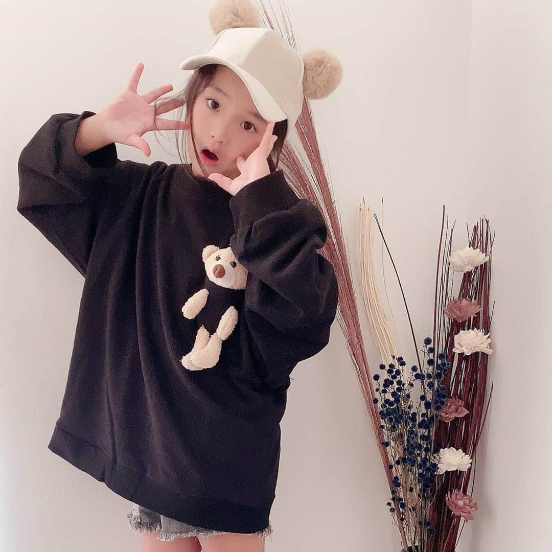 ♡KAO♡さんのインスタグラム写真 - (♡KAO♡Instagram)「： ： @smilekids888 coordinate♡♡ くまちゃん🧸 可愛すぎる❤ おりん小さい頃からくまちゃん🧸大好きだから 大興奮なお洋服♡♡♡♡ このダボっとしたBIGシルエットもツボ❤ くまちゃんシリーズいっぱい入荷してて 全部欲しくなっちゃう❤ ： ： 本日9時から新作、再販STARTだよ❤ 可愛いのいっぱいだから是非✓してみてね♡ 私もいつも人気商品すぐ売り切れちゃって なかなかGET出来ないから 頑張ります٩(ˊᗜˋ*)و ： ： くまちゃん🧸トレーナー▹▸ @smilekids888   -身長123cm size130- ： ： ： ： ： ： ： ： ： ： ： ： ： ：  #ig_kidsfashion #kidsfashion #親バカ #ig_oyabakabu #親バカ部 #娘 #6歳 #女の子 #インスタキッズ #ig_kids #mamanoko #ママリ #hugmug #コドモノ #キッズファッション #コドモダカラ #comona #キッセレ #ママタス #cruzキッズ #プチプラコーデ  #プチプラコーデ  #韓国ファッション #韓国子供服」11月7日 19時11分 - o0.don_tama.0o