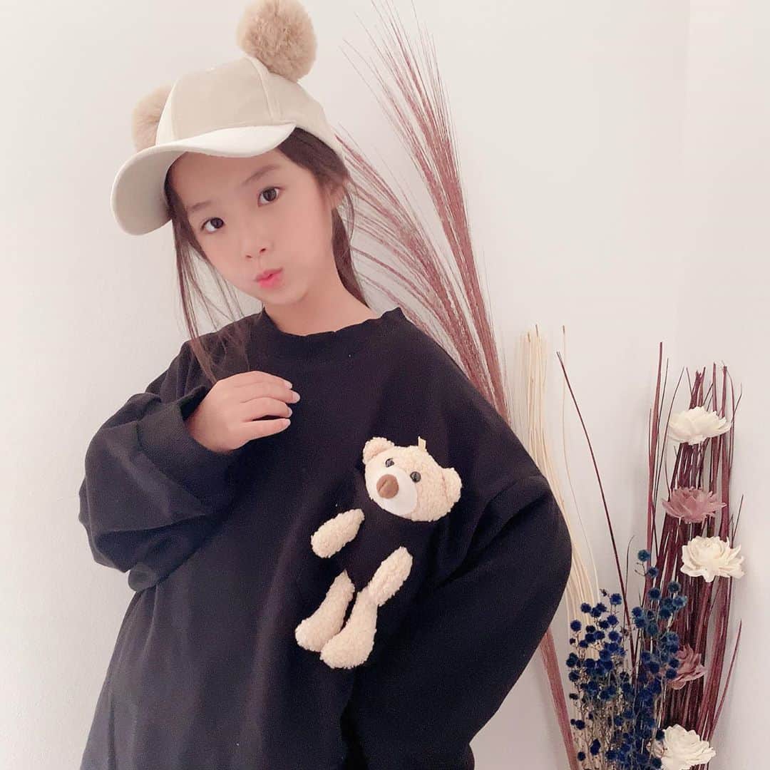 ♡KAO♡さんのインスタグラム写真 - (♡KAO♡Instagram)「： ： @smilekids888 coordinate♡♡ くまちゃん🧸 可愛すぎる❤ おりん小さい頃からくまちゃん🧸大好きだから 大興奮なお洋服♡♡♡♡ このダボっとしたBIGシルエットもツボ❤ くまちゃんシリーズいっぱい入荷してて 全部欲しくなっちゃう❤ ： ： 本日9時から新作、再販STARTだよ❤ 可愛いのいっぱいだから是非✓してみてね♡ 私もいつも人気商品すぐ売り切れちゃって なかなかGET出来ないから 頑張ります٩(ˊᗜˋ*)و ： ： くまちゃん🧸トレーナー▹▸ @smilekids888   -身長123cm size130- ： ： ： ： ： ： ： ： ： ： ： ： ： ：  #ig_kidsfashion #kidsfashion #親バカ #ig_oyabakabu #親バカ部 #娘 #6歳 #女の子 #インスタキッズ #ig_kids #mamanoko #ママリ #hugmug #コドモノ #キッズファッション #コドモダカラ #comona #キッセレ #ママタス #cruzキッズ #プチプラコーデ  #プチプラコーデ  #韓国ファッション #韓国子供服」11月7日 19時11分 - o0.don_tama.0o