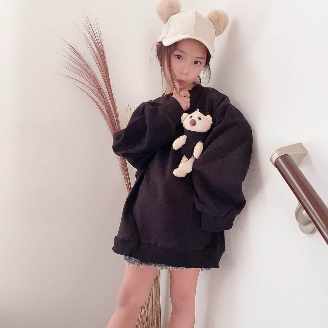 ♡KAO♡さんのインスタグラム写真 - (♡KAO♡Instagram)「： ： @smilekids888 coordinate♡♡ くまちゃん🧸 可愛すぎる❤ おりん小さい頃からくまちゃん🧸大好きだから 大興奮なお洋服♡♡♡♡ このダボっとしたBIGシルエットもツボ❤ くまちゃんシリーズいっぱい入荷してて 全部欲しくなっちゃう❤ ： ： 本日9時から新作、再販STARTだよ❤ 可愛いのいっぱいだから是非✓してみてね♡ 私もいつも人気商品すぐ売り切れちゃって なかなかGET出来ないから 頑張ります٩(ˊᗜˋ*)و ： ： くまちゃん🧸トレーナー▹▸ @smilekids888   -身長123cm size130- ： ： ： ： ： ： ： ： ： ： ： ： ： ：  #ig_kidsfashion #kidsfashion #親バカ #ig_oyabakabu #親バカ部 #娘 #6歳 #女の子 #インスタキッズ #ig_kids #mamanoko #ママリ #hugmug #コドモノ #キッズファッション #コドモダカラ #comona #キッセレ #ママタス #cruzキッズ #プチプラコーデ  #プチプラコーデ  #韓国ファッション #韓国子供服」11月7日 19時11分 - o0.don_tama.0o