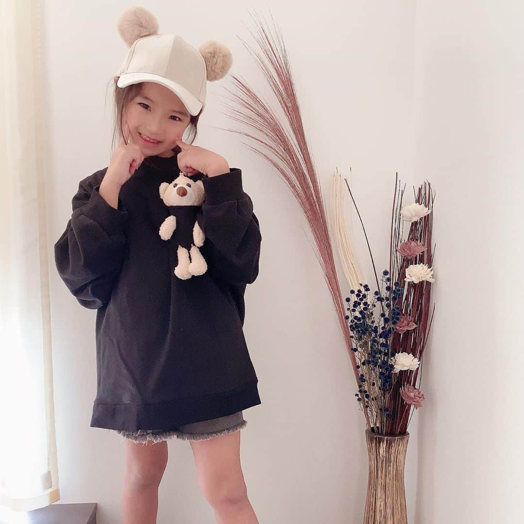 ♡KAO♡さんのインスタグラム写真 - (♡KAO♡Instagram)「： ： @smilekids888 coordinate♡♡ くまちゃん🧸 可愛すぎる❤ おりん小さい頃からくまちゃん🧸大好きだから 大興奮なお洋服♡♡♡♡ このダボっとしたBIGシルエットもツボ❤ くまちゃんシリーズいっぱい入荷してて 全部欲しくなっちゃう❤ ： ： 本日9時から新作、再販STARTだよ❤ 可愛いのいっぱいだから是非✓してみてね♡ 私もいつも人気商品すぐ売り切れちゃって なかなかGET出来ないから 頑張ります٩(ˊᗜˋ*)و ： ： くまちゃん🧸トレーナー▹▸ @smilekids888   -身長123cm size130- ： ： ： ： ： ： ： ： ： ： ： ： ： ：  #ig_kidsfashion #kidsfashion #親バカ #ig_oyabakabu #親バカ部 #娘 #6歳 #女の子 #インスタキッズ #ig_kids #mamanoko #ママリ #hugmug #コドモノ #キッズファッション #コドモダカラ #comona #キッセレ #ママタス #cruzキッズ #プチプラコーデ  #プチプラコーデ  #韓国ファッション #韓国子供服」11月7日 19時11分 - o0.don_tama.0o