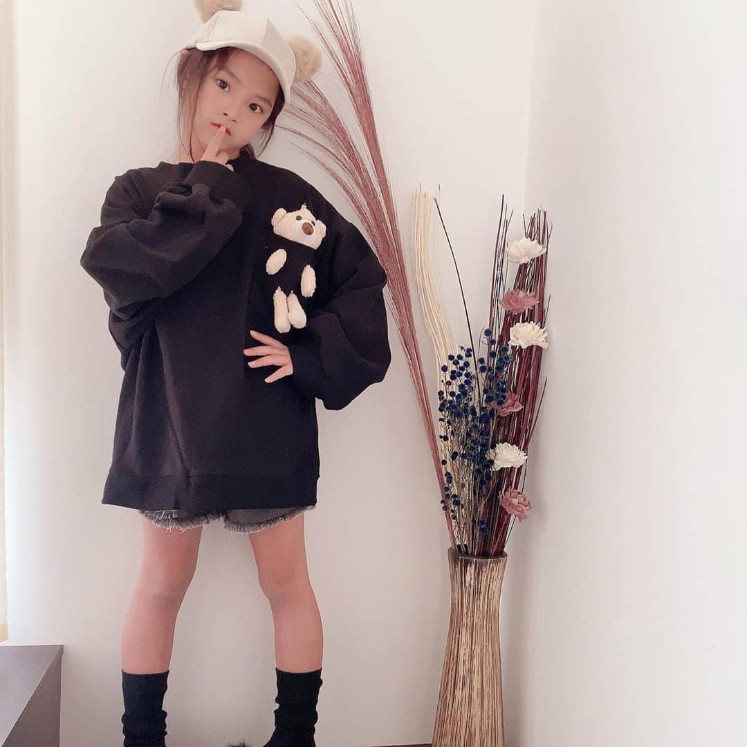 ♡KAO♡さんのインスタグラム写真 - (♡KAO♡Instagram)「： ： @smilekids888 coordinate♡♡ くまちゃん🧸 可愛すぎる❤ おりん小さい頃からくまちゃん🧸大好きだから 大興奮なお洋服♡♡♡♡ このダボっとしたBIGシルエットもツボ❤ くまちゃんシリーズいっぱい入荷してて 全部欲しくなっちゃう❤ ： ： 本日9時から新作、再販STARTだよ❤ 可愛いのいっぱいだから是非✓してみてね♡ 私もいつも人気商品すぐ売り切れちゃって なかなかGET出来ないから 頑張ります٩(ˊᗜˋ*)و ： ： くまちゃん🧸トレーナー▹▸ @smilekids888   -身長123cm size130- ： ： ： ： ： ： ： ： ： ： ： ： ： ：  #ig_kidsfashion #kidsfashion #親バカ #ig_oyabakabu #親バカ部 #娘 #6歳 #女の子 #インスタキッズ #ig_kids #mamanoko #ママリ #hugmug #コドモノ #キッズファッション #コドモダカラ #comona #キッセレ #ママタス #cruzキッズ #プチプラコーデ  #プチプラコーデ  #韓国ファッション #韓国子供服」11月7日 19時11分 - o0.don_tama.0o