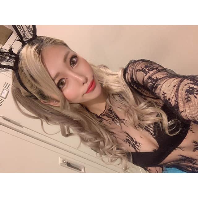 櫻井綾奈のインスタグラム：「. Halloween２日目🎃は えちえちバニーさんです🐰♡♡ . えっちな写真撮るのに苦戦しました。 ていうかただのパリピみたいになった👀 . この日はみんなと写メも撮れたし TikTokも撮れた😆たのぴかた😆♥️ . もう来年のコスプレ考えてる。 コスプレ楽しい\( ˙꒳​˙ \三/ ˙꒳​˙)/ . . 今日も21時から出勤でーすっっ！ . . . #池袋 #ikebukuro #キャバ #キャバクラ #キャバ嬢 #池袋シーサイド #プリンスグループ  #Halloween #ハロウィンコスプレ #ハロウィンイベント #コスプレ #バニーガール #網タイツ #えちえち #パリピバニー #TikTokむずい #👯‍♀️ #🐰 #👻 #🎃 #♥️ #🤳🏽 #instagood #instalike #like4like #l4l #halloweencostume」