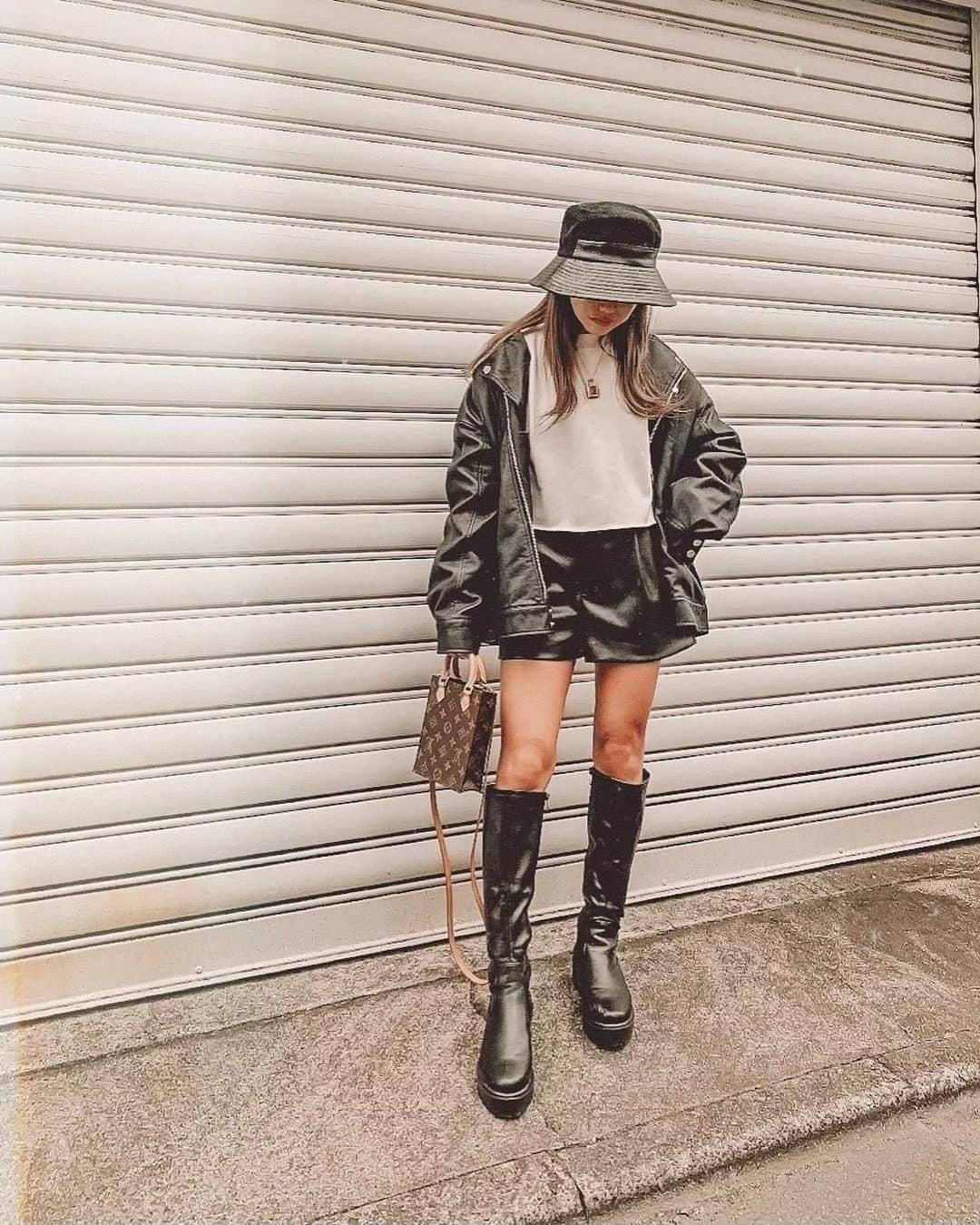 ✷kana✷のインスタグラム：「レザーづくし🖤 . . 今季はとことんレザーです！ 服はタグ付けみてね🏷 . #coordinate」