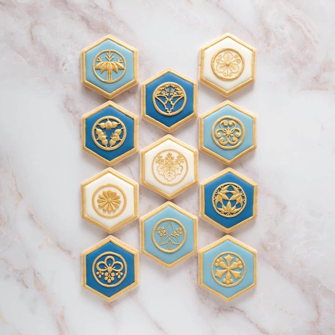 KUNIKAのインスタグラム：「Japanese family emblem cookies🤍﻿ It's called "Kamon".﻿ ﻿ I can't wait to make cookies in London🇬🇧﻿ I'm waiting for the tools I ordered from Amazon...📦💫﻿ ﻿ #artofkunika」