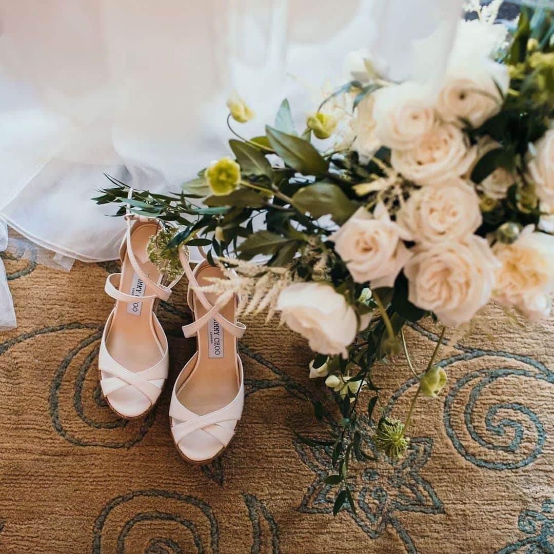 ハワイ挙式のCheersWedding チアーズウェディングさんのインスタグラム写真 - (ハワイ挙式のCheersWedding チアーズウェディングInstagram)「ハワイウェディングなら @cheers_wedding  ﻿ 「ハワイウェディングを一からじっくり創りあげたい方へ」﻿ ﻿ お二人のご希望のウェディングイメージ・ご予算に合わせて、﻿ 会場選び、装飾、セレモニー内容、進行、お食事、﻿ さらにはハワイでのご滞在までをトータルプロデュースすることも可能です。﻿ ﻿ ご紹介する会場、アイテムはこれまで数多くのラグジュアリーウェディングを﻿ 国内外で手掛けてきたプランナーが厳選したこだわりのものばかり。﻿ ﻿ お打合せのお時間を重ね、とことんこだわった誰よりも素敵なお二人だけのウェディングストーリーを一緒に創りあげます。﻿ ﻿ ***********************﻿ ﻿ 【お問合せ】﻿ https://www.cheerswedding.jp﻿ ☎︎0120-128-828﻿ 平日11:00〜19:00／土日祝10:00〜19:00.﻿ ﻿ ▼ウェディングパーク海外﻿ チアーズウェディングで検索﻿ https://foreign.weddingpark.net/agentlist/100063/﻿ ﻿ ▼ウェディングフォトはこちら﻿ @cheers_photowedding ﻿ ﻿ ﻿ #チアーズウェディング﻿ #チアーズウエディング﻿ #ハワイウェディング ﻿ #海外ウェディング﻿ #リゾートウェディング﻿ #リゾ婚﻿ #海外挙式﻿ #ハワイ挙式﻿ #ハワイ婚﻿ #ハワイ結婚式﻿ #新婚旅行﻿ #ハワイ旅行﻿ #cheerswedding﻿ #hawaiiwedding﻿ #hawaiiweddingstyle﻿ #gardenwedding﻿ #ガーデンウェディング﻿ #ハワイハネムーン﻿ #ハワイウェディング迷子﻿ #ハワイウェディングプロデュース﻿ #日本中のプレ花嫁さんと繋がりたい﻿ #プレ花嫁﻿ #おしゃれ花嫁﻿ #花嫁準備﻿ #ハワイ花嫁﻿ #ナチュラルウェディング﻿ #オーダーメイドウェディング﻿ #ウェディングブーケ﻿ #ブライダルシューズ  #ウェディングブーケ」11月7日 19時26分 - cheers_wedding