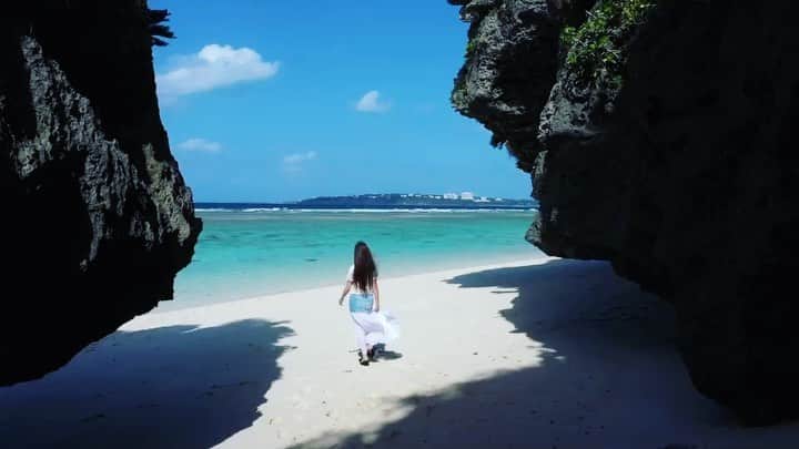 mycoのインスタグラム：「OKINAWAー来たよ🏝🐬﻿ ドローン撮影してもらいました💙﻿ 綺麗でしょーーー！！！﻿ カメラマンは  @yuta.okinawa ゆうたさんです🎥﻿ ﻿ めちゃ風が強かったのですが﻿ ドローン頑張ってくれました！﻿ ﻿ 2つ目は撮影風景。﻿ 優しくゆうたさんが説明してくれます。﻿ わたしはただ歩くだけ🐚﻿ ﻿ 本当に急なお声掛けにも御対応して頂き﻿ ゆうたさんありがとうございました！！﻿ ﻿ 沖縄の秘境や観光スポットで旅フォトや﻿ ドローン撮影を撮ってくれますよ♡﻿ 沖縄本島でドローン撮影されてる方は﻿ 少ないので是非是非みなさま﻿ ゆうたさんに気軽に連絡してみて下さい！﻿ 最高のドローン空撮してもらえます🛩  #ドローン撮影 #ドローン空撮 #okinawa #okinawajapan #沖縄ドローン #沖縄空撮　#瀬底ビーチ #drone #dronevideo #dji #djijapan #dronejapan #djidrone」