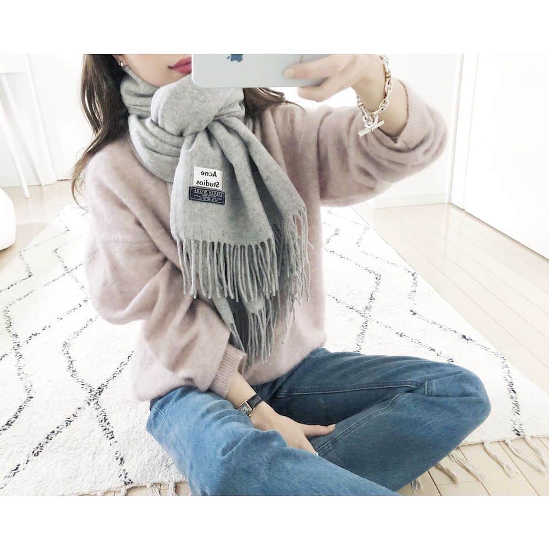 kumiのインスタグラム：「今年もモヘアのピンクニットを。 @acnestudios  チクチクするけれど、やめられない可愛さ。  ストールはなんだかんだで、旧旧ロゴが好きだな♡  可愛くなりすぎないようにと カジュアルにデニムとスニーカー合わせにしました。 好きなバランス〜◎  #acnestudios#sergedebleu#hermes#cartier #myroom#simpleinteriors#bedroom」